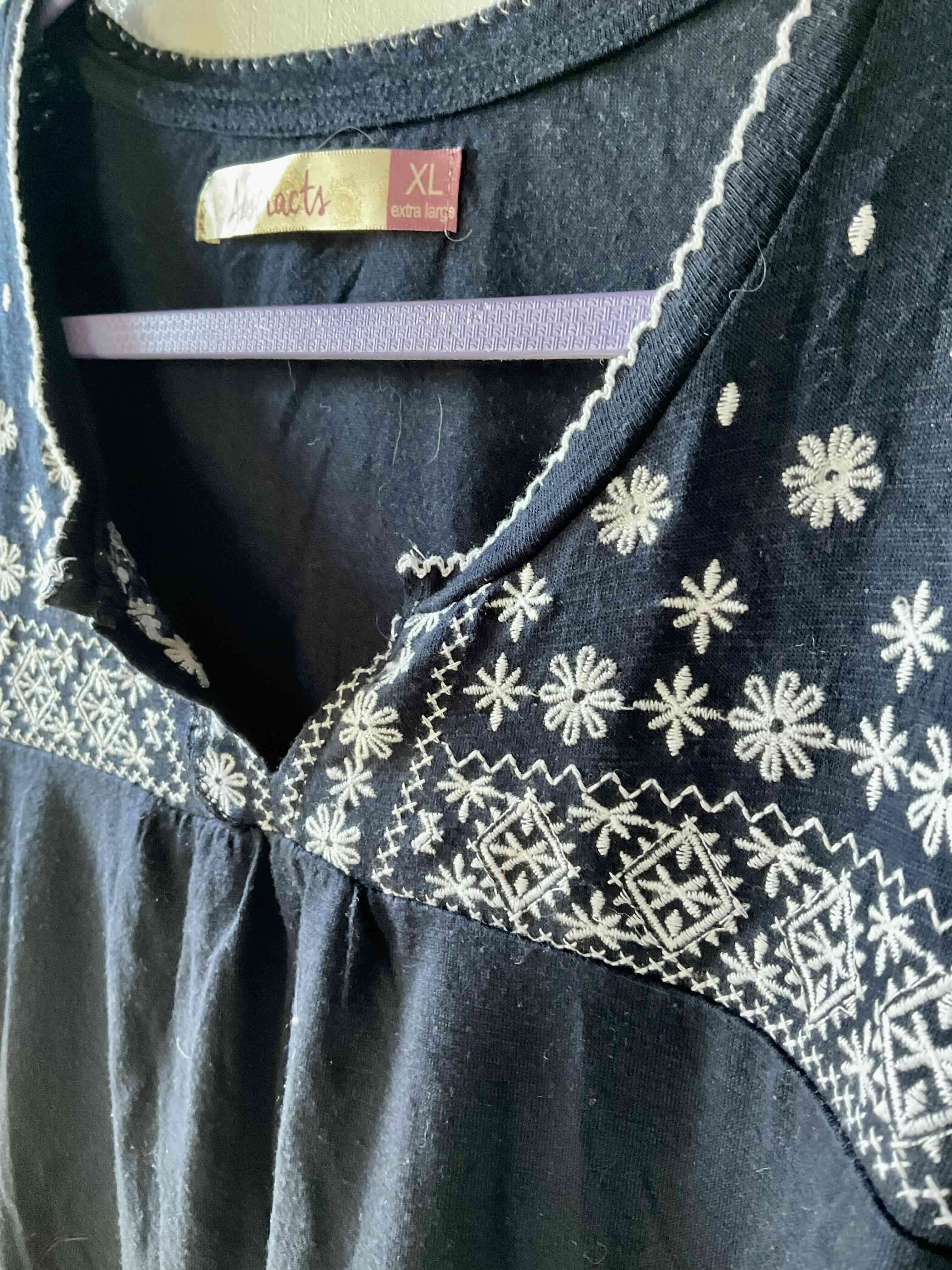 Blusa azul con bordados blancos - miniatura 2