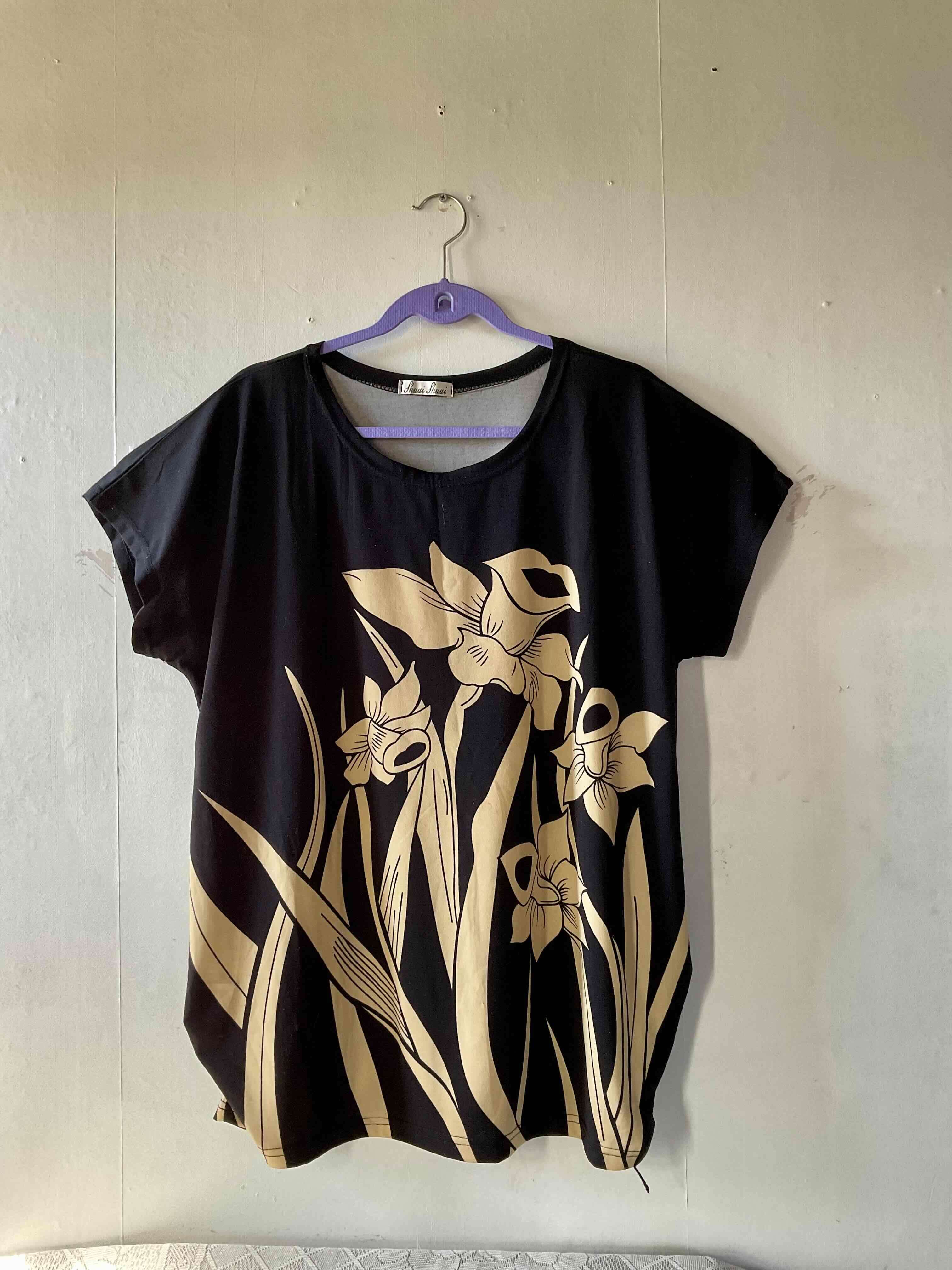 Polera negra con diseño floral dorado - 1