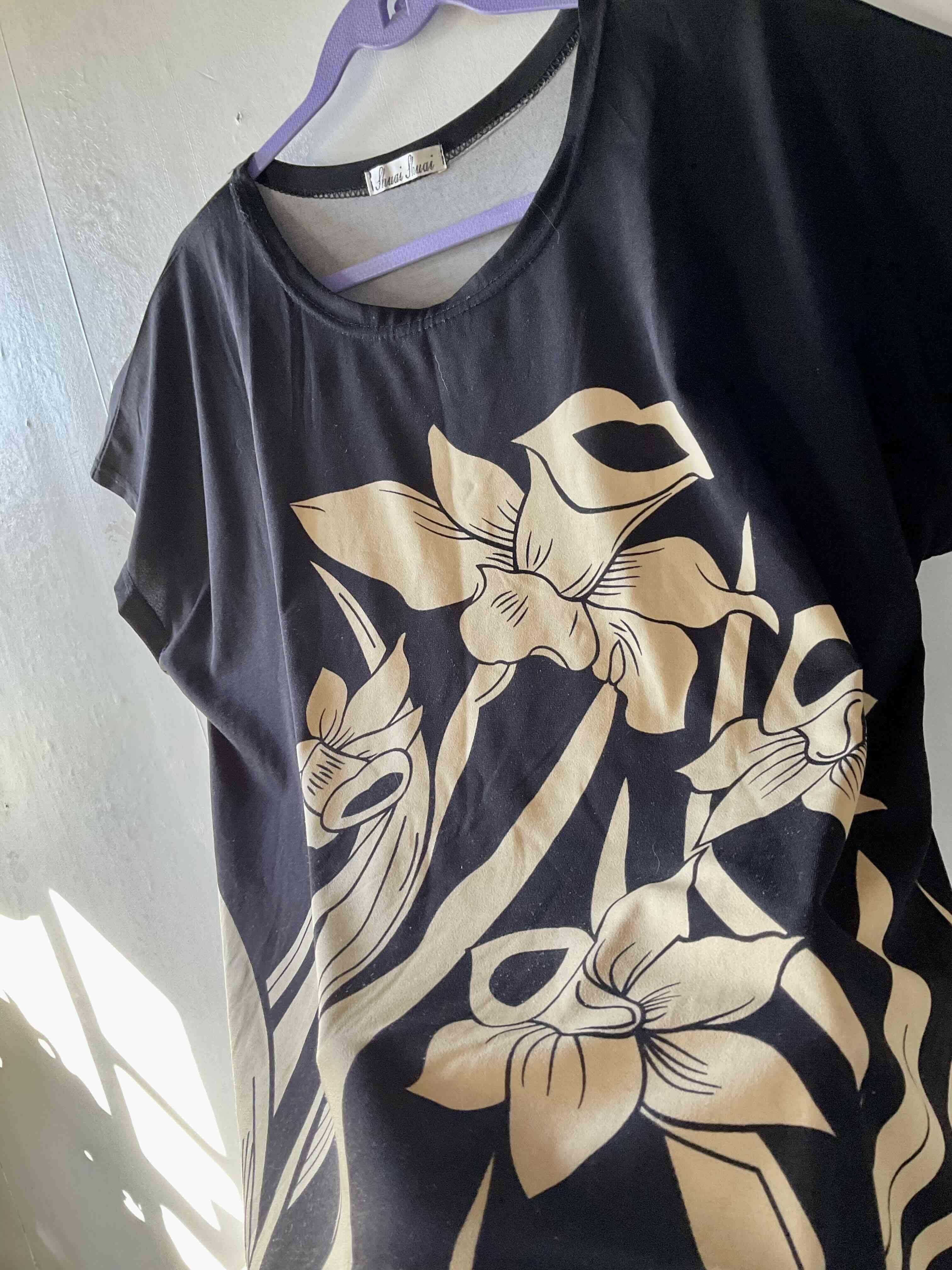 Polera negra con diseño floral dorado - 2