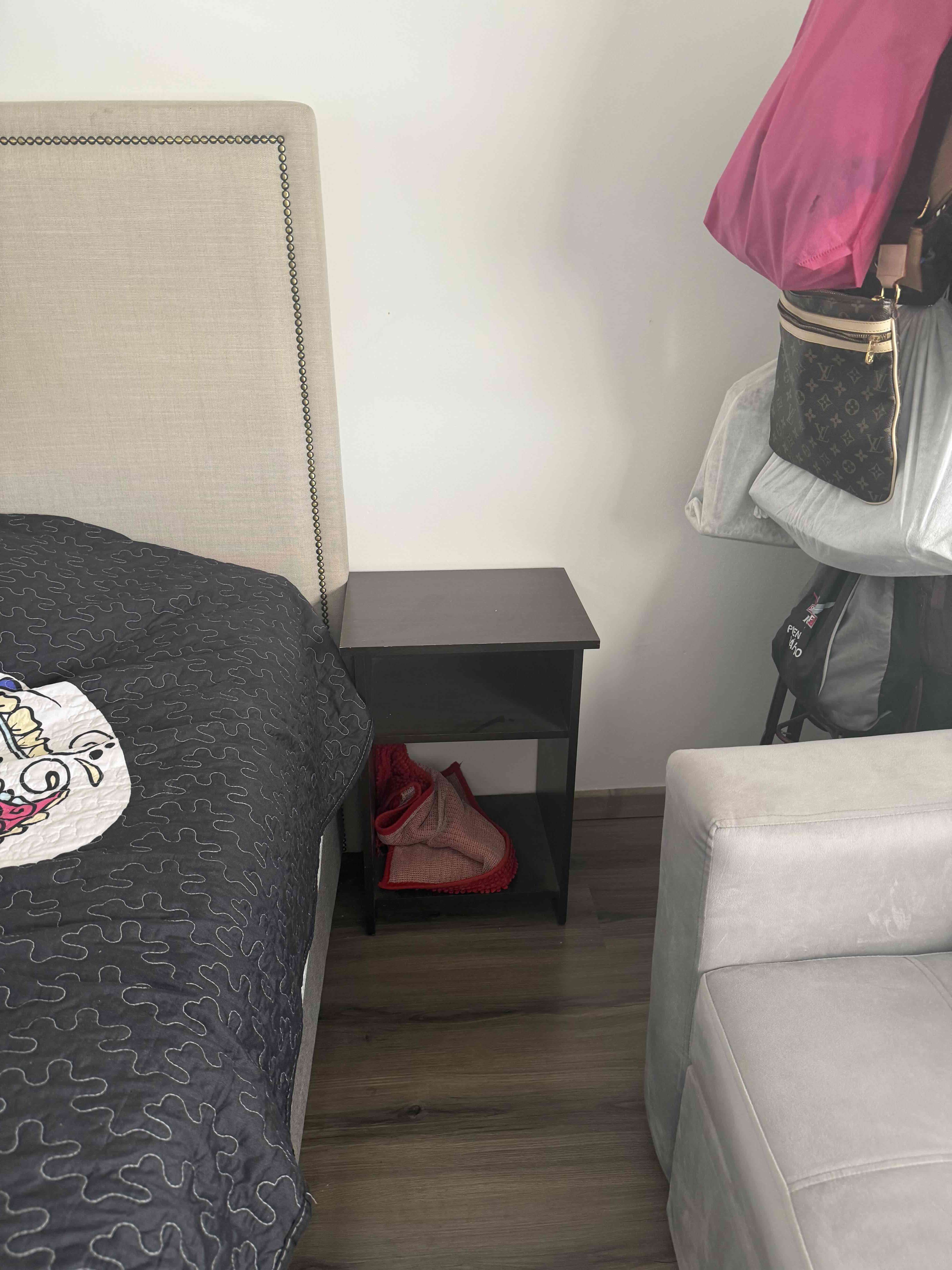 Mesa de noche negra con patas de madera - miniatura 2