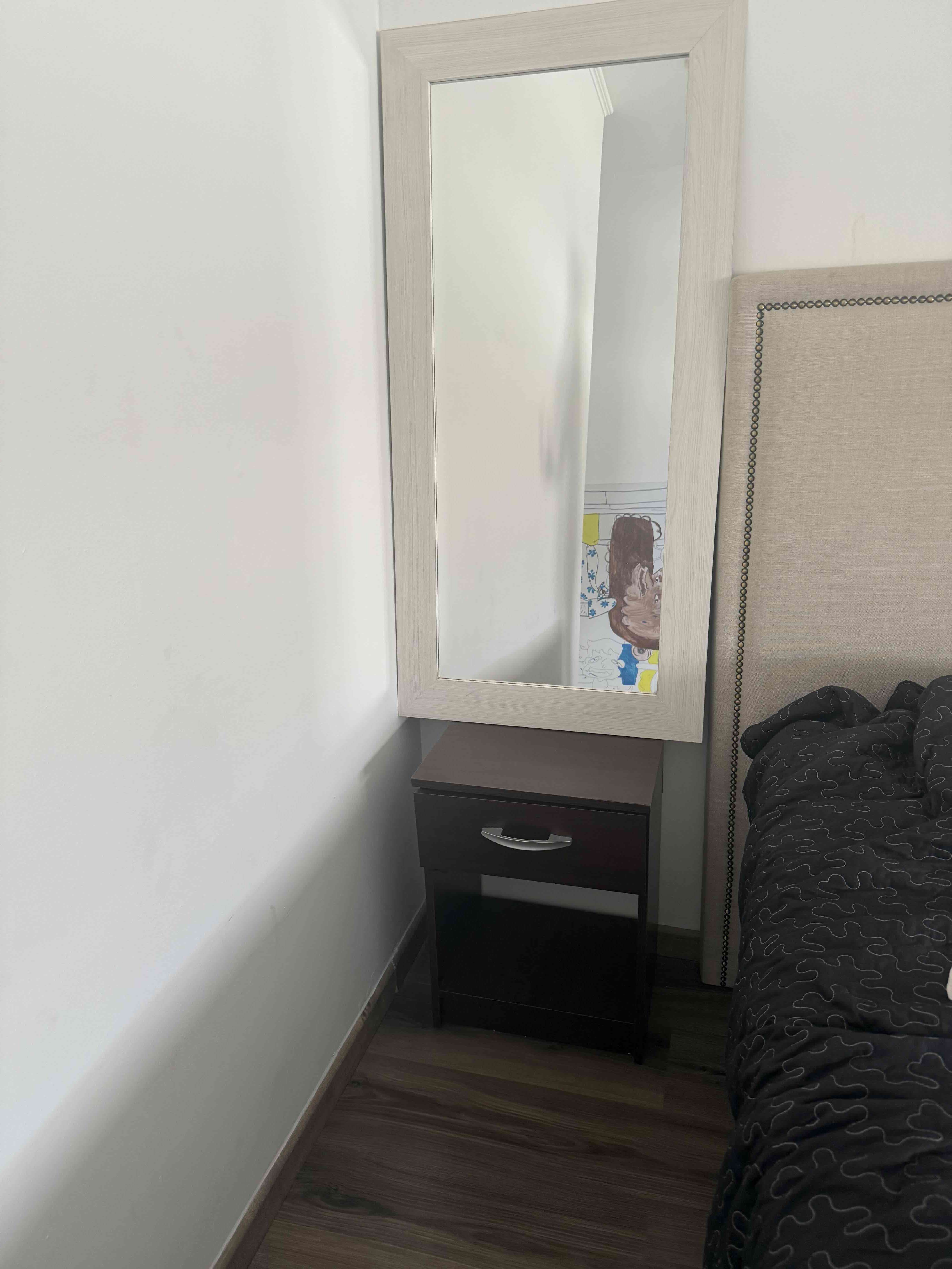 Mesa de noche negra con patas de madera - miniatura 3