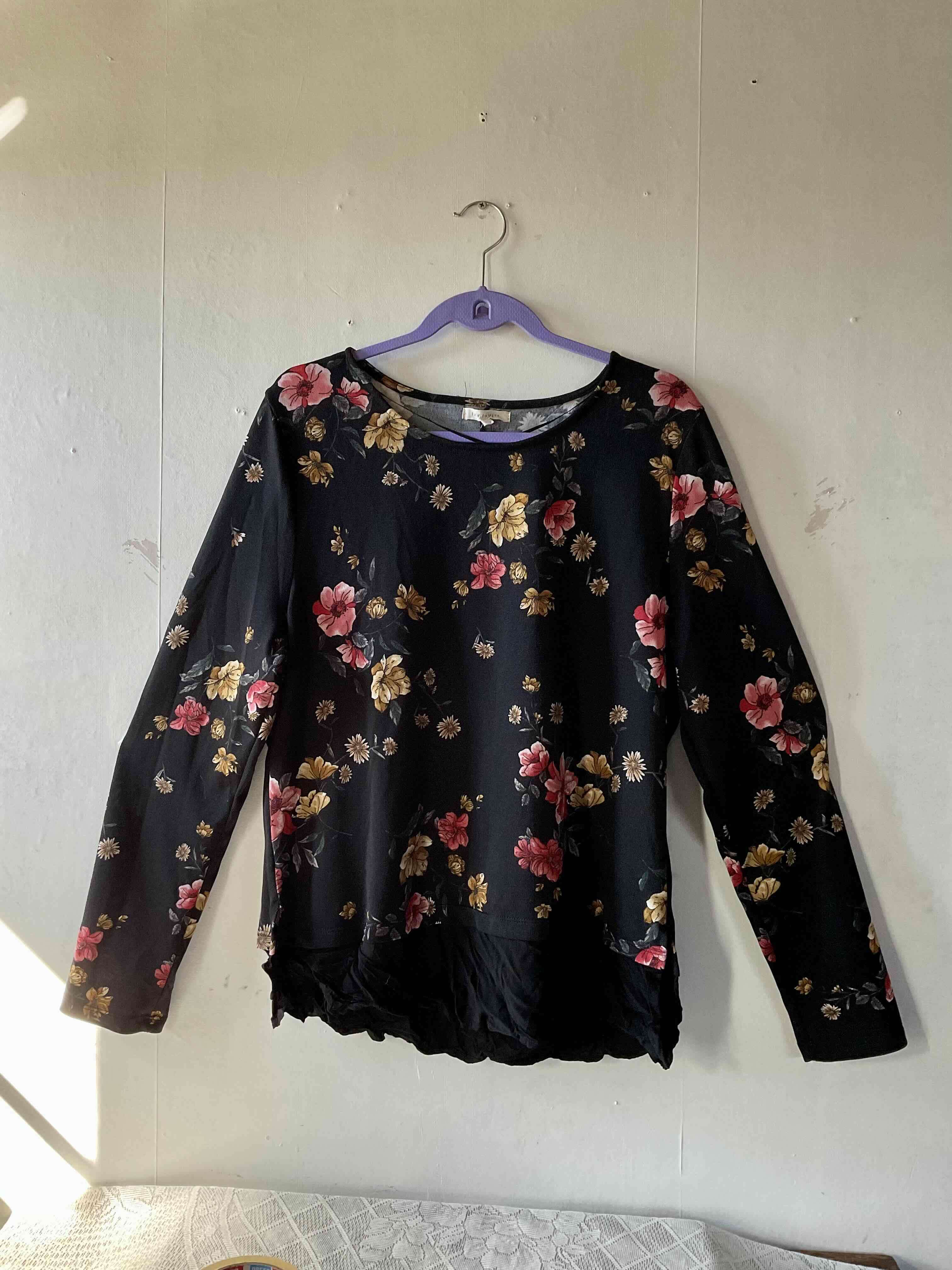 Blusa floral negra manga larga - 1