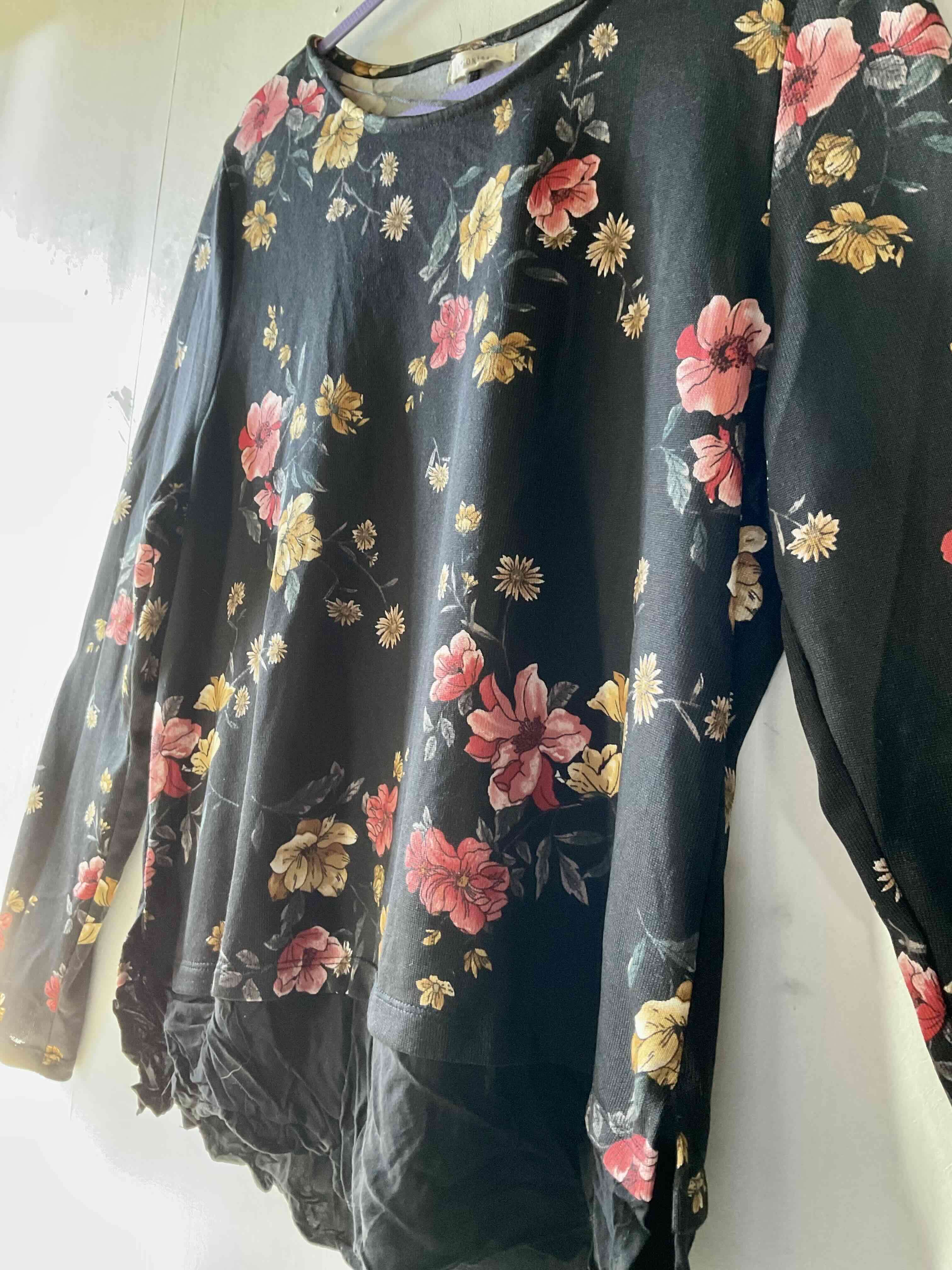 Blusa floral negra manga larga - 3