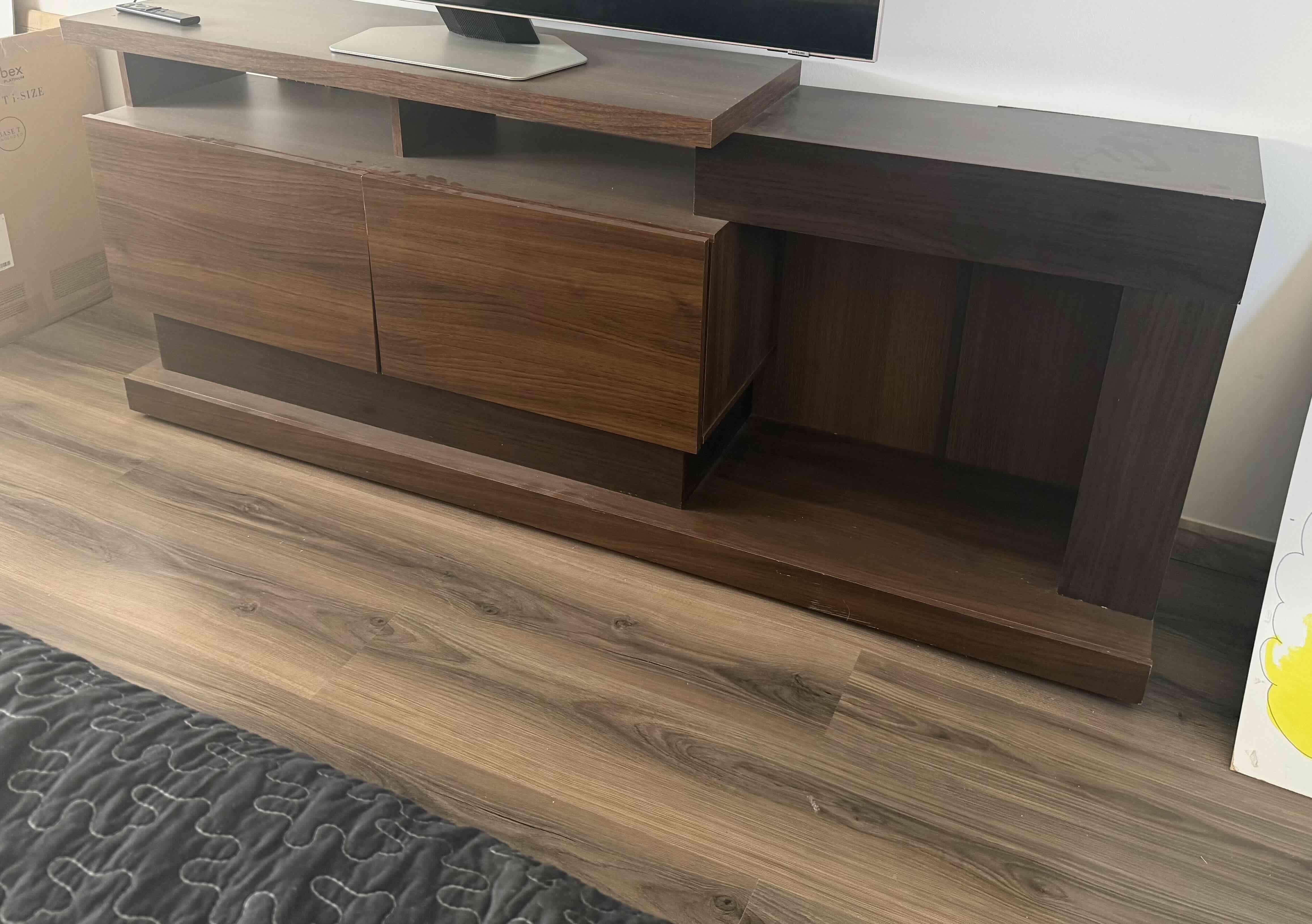 Mueble de TV madera oscura