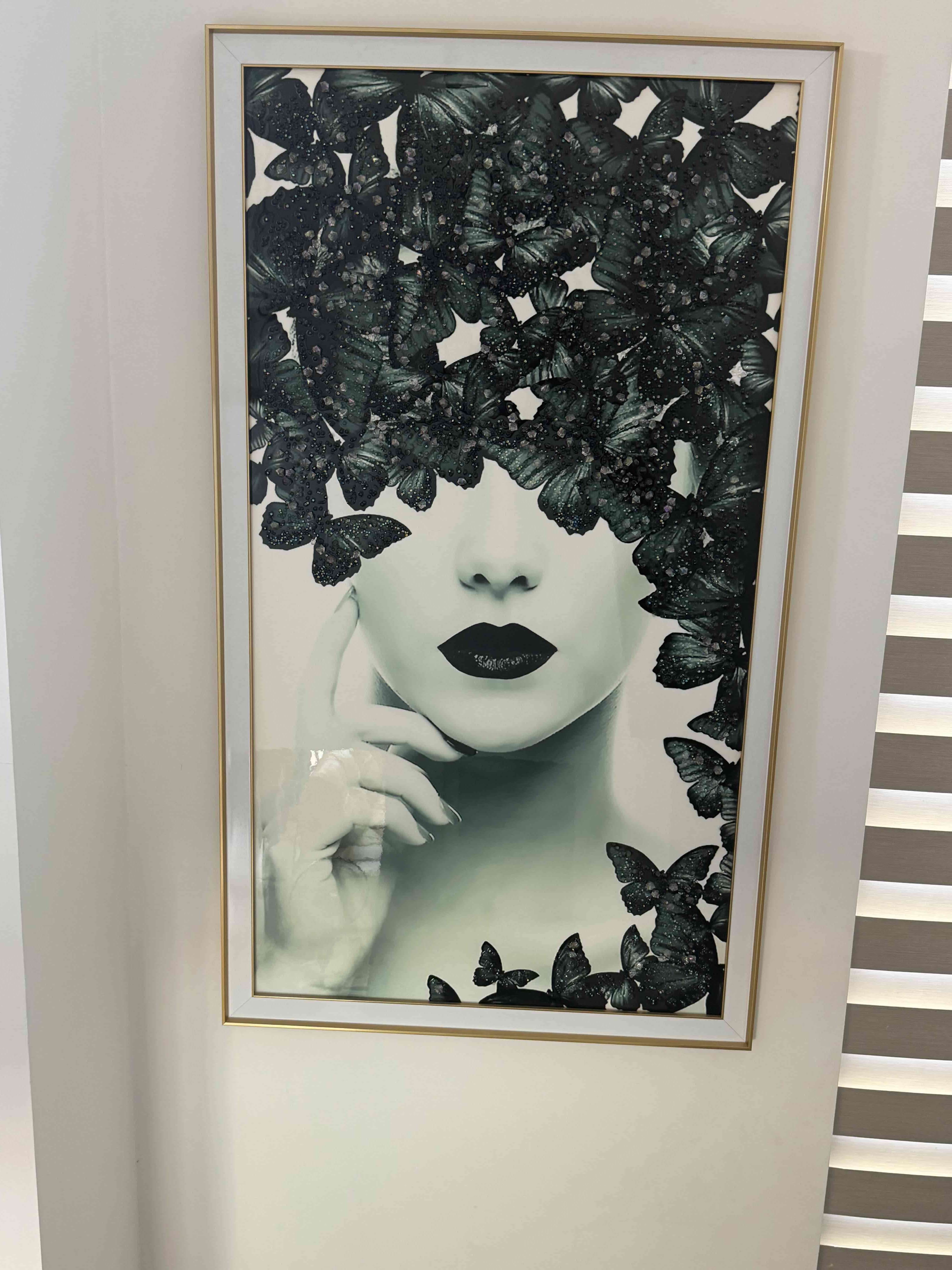 Cuadro de mariposas en marco dorado