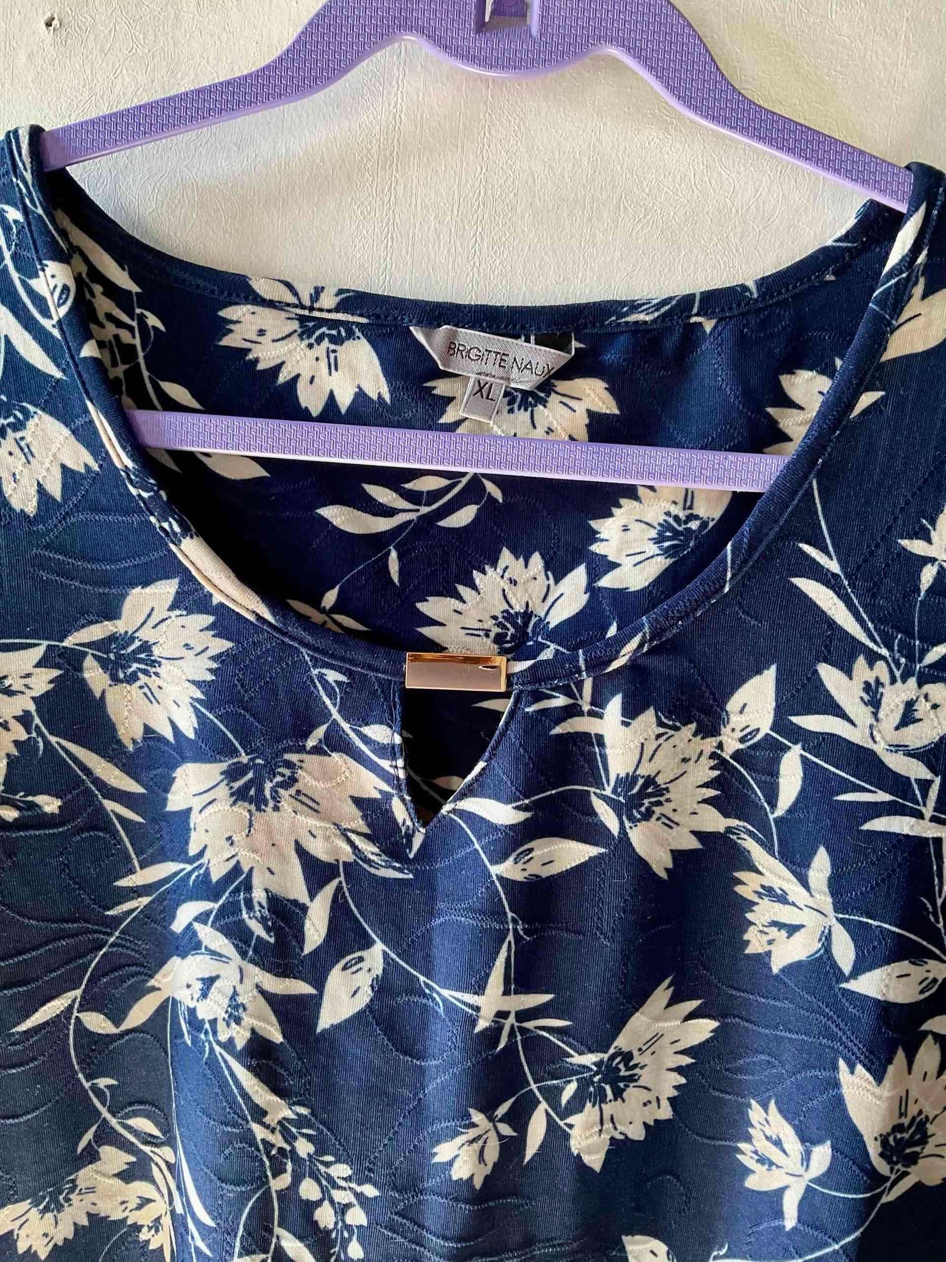 Polera azul con estampado floral - miniatura 2