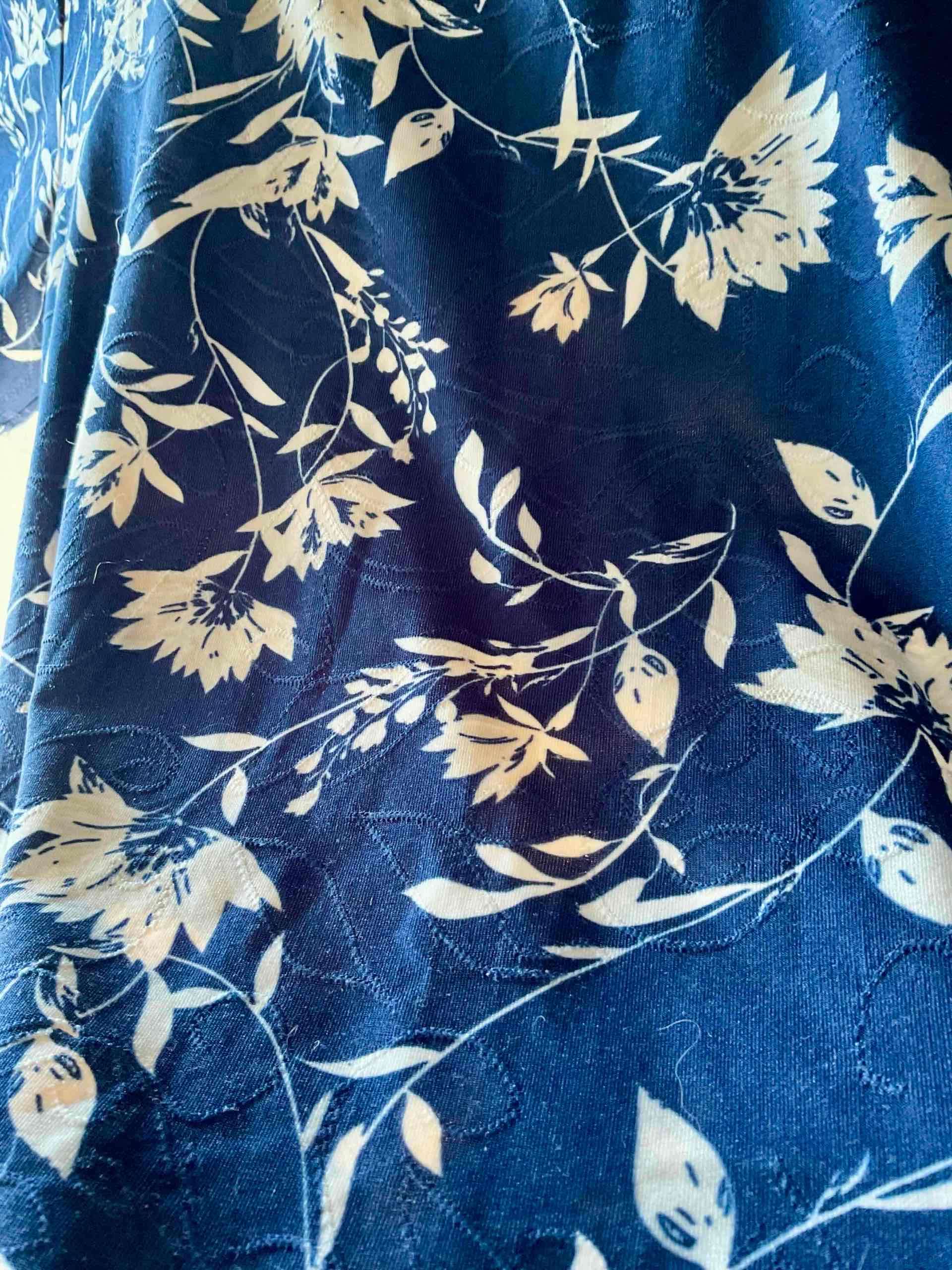 Polera azul con estampado floral - miniatura 3