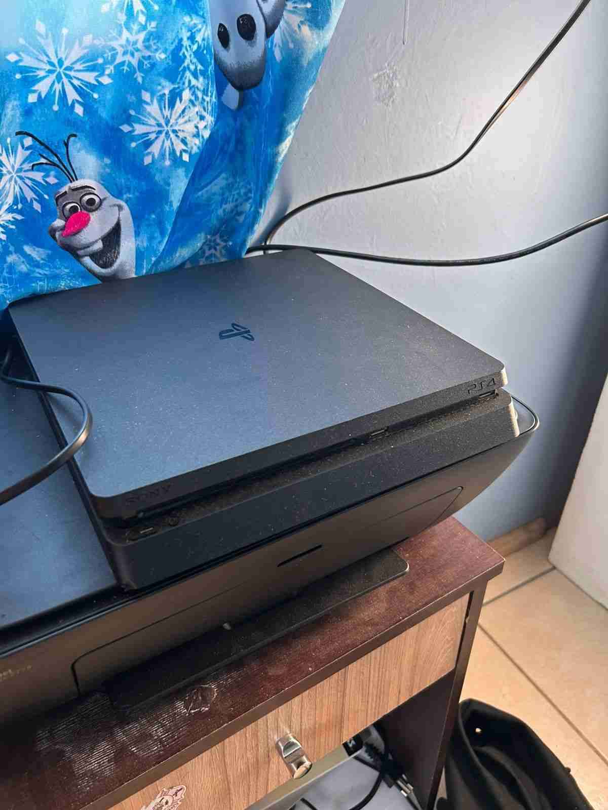 Consola PS4 en buen estado - 1