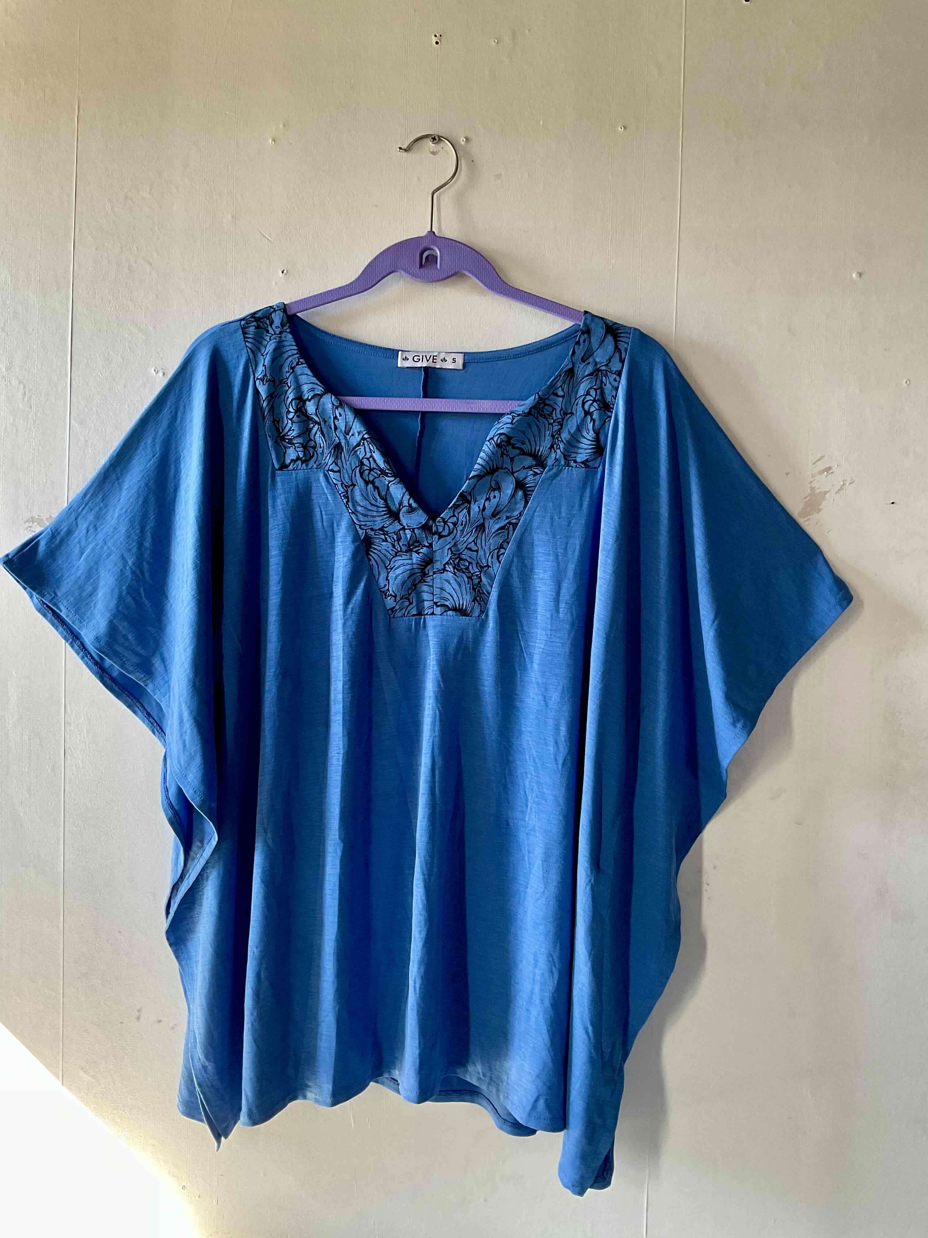 Túnica azul con encaje floral - 1