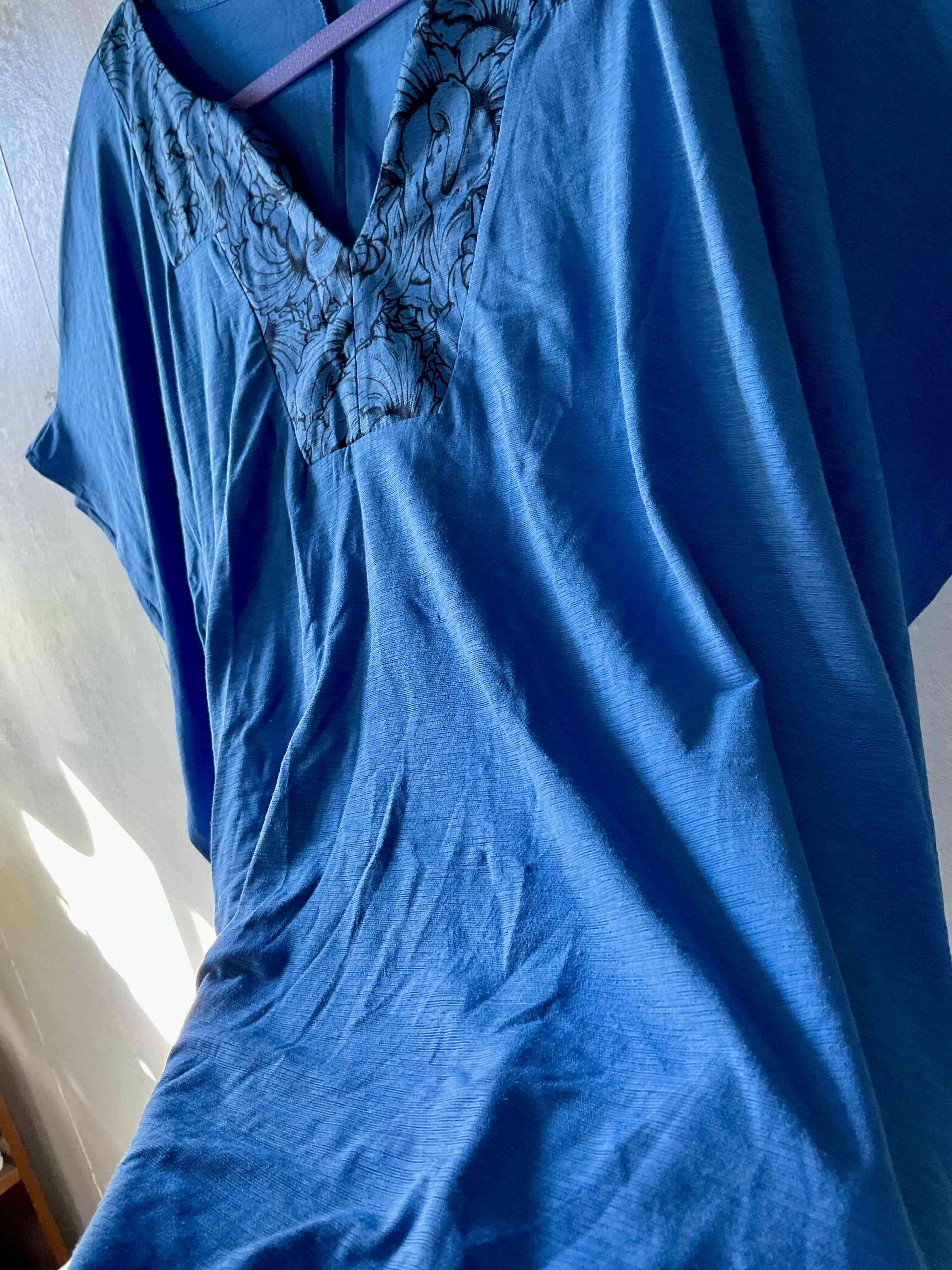 Túnica azul con encaje floral - 3