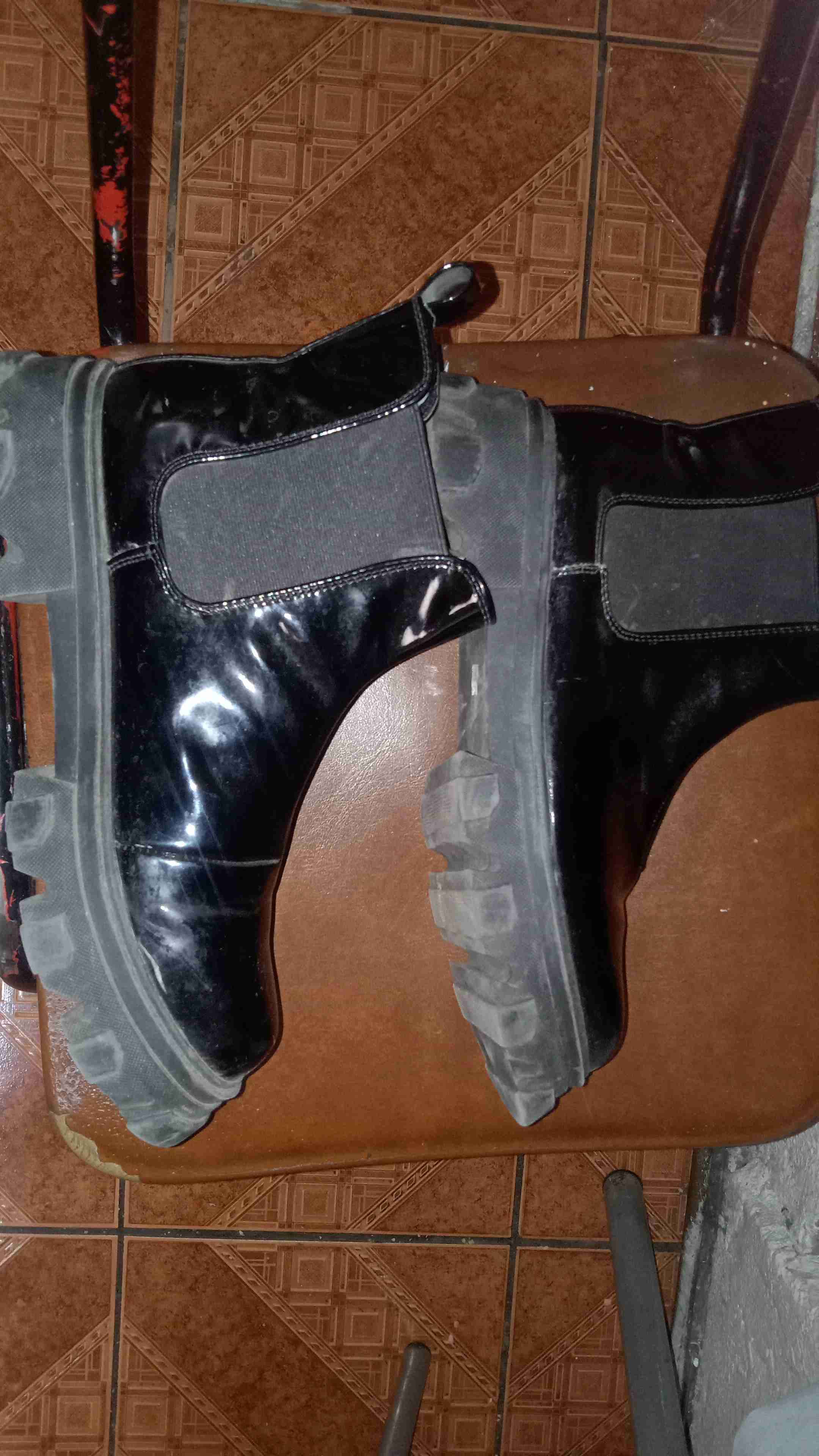 Botas negras de cuero brillantes