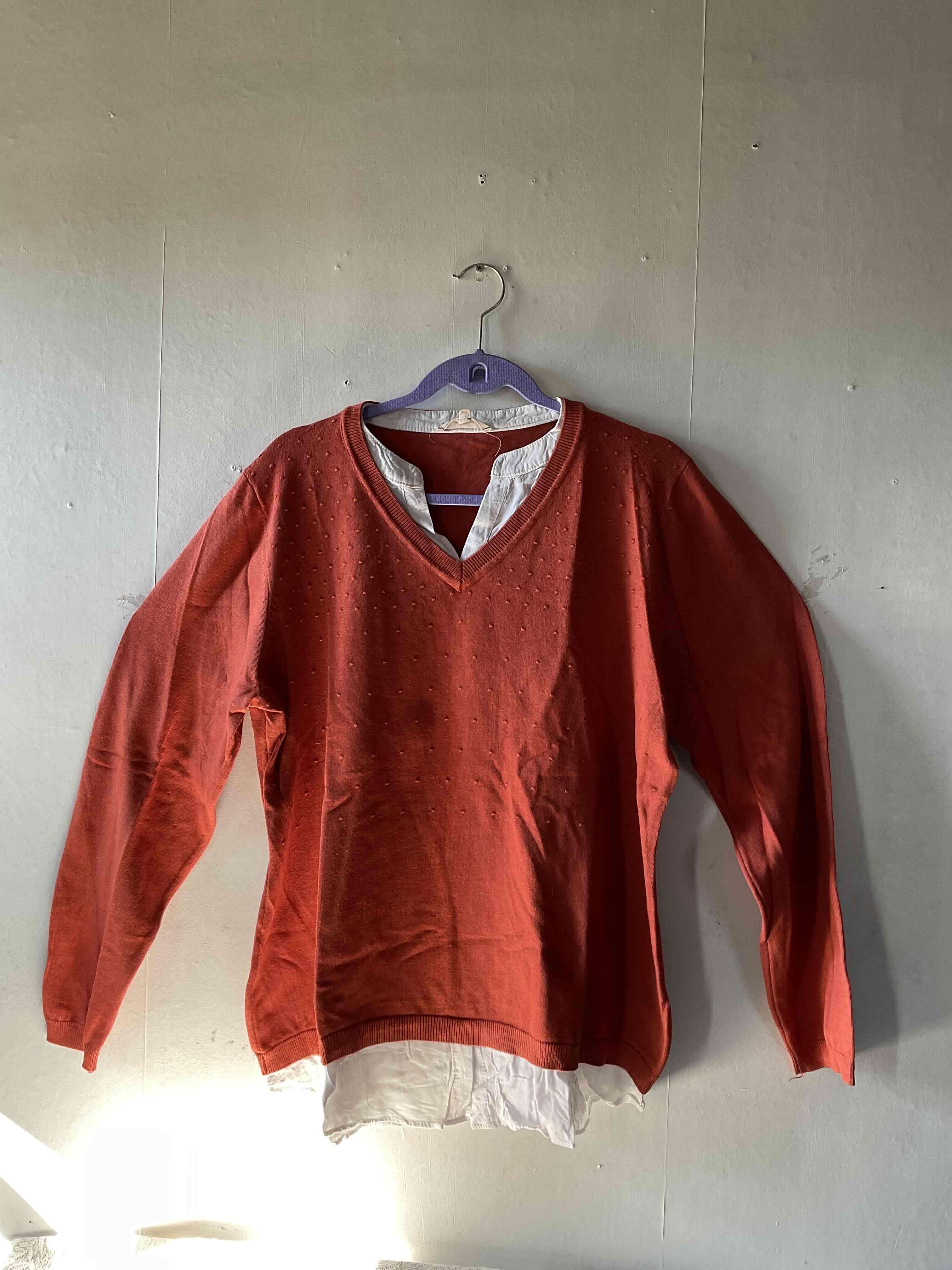 Sweater marrón cuello en V - 1