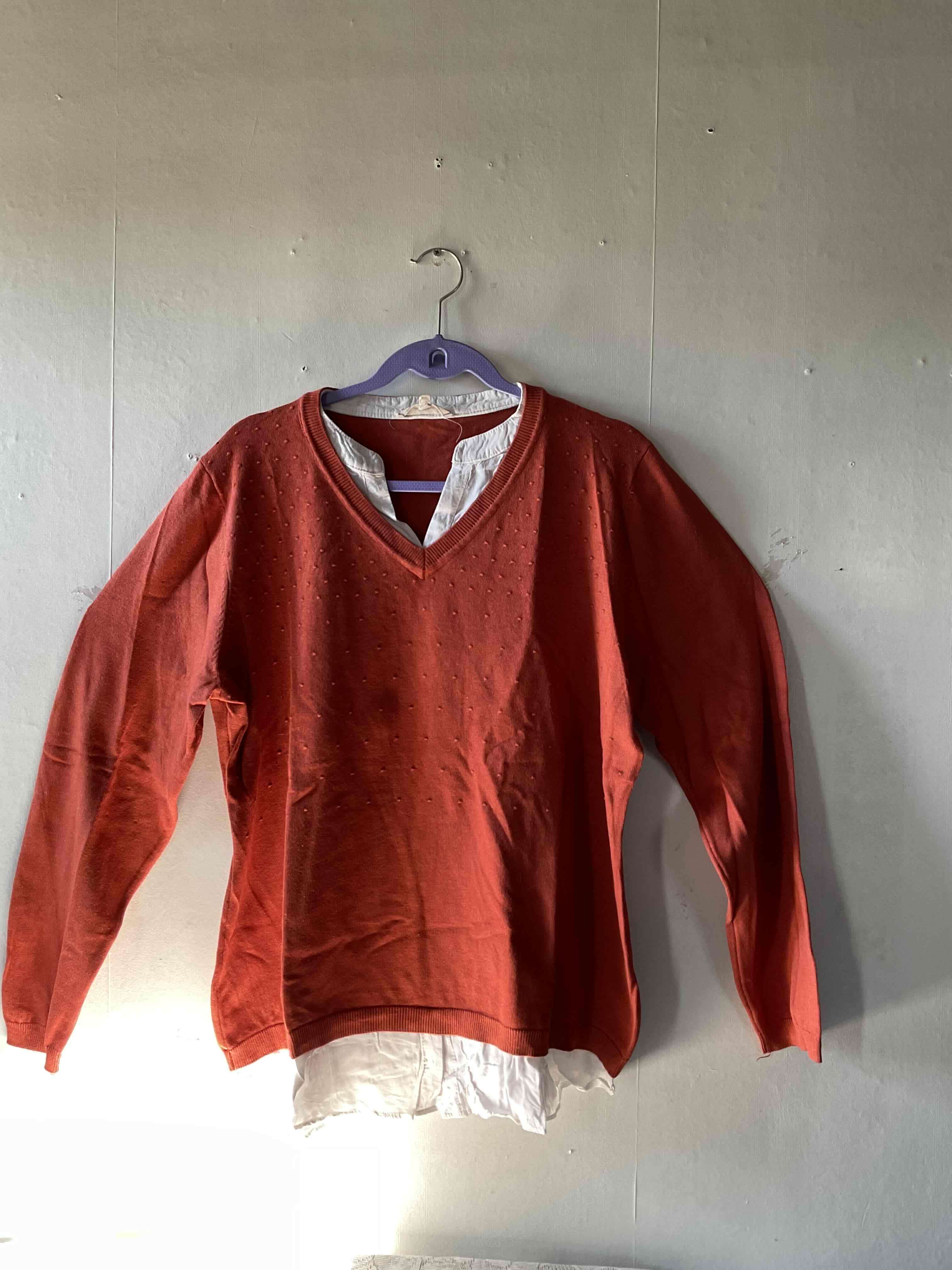 Sweater marrón cuello en V - 2