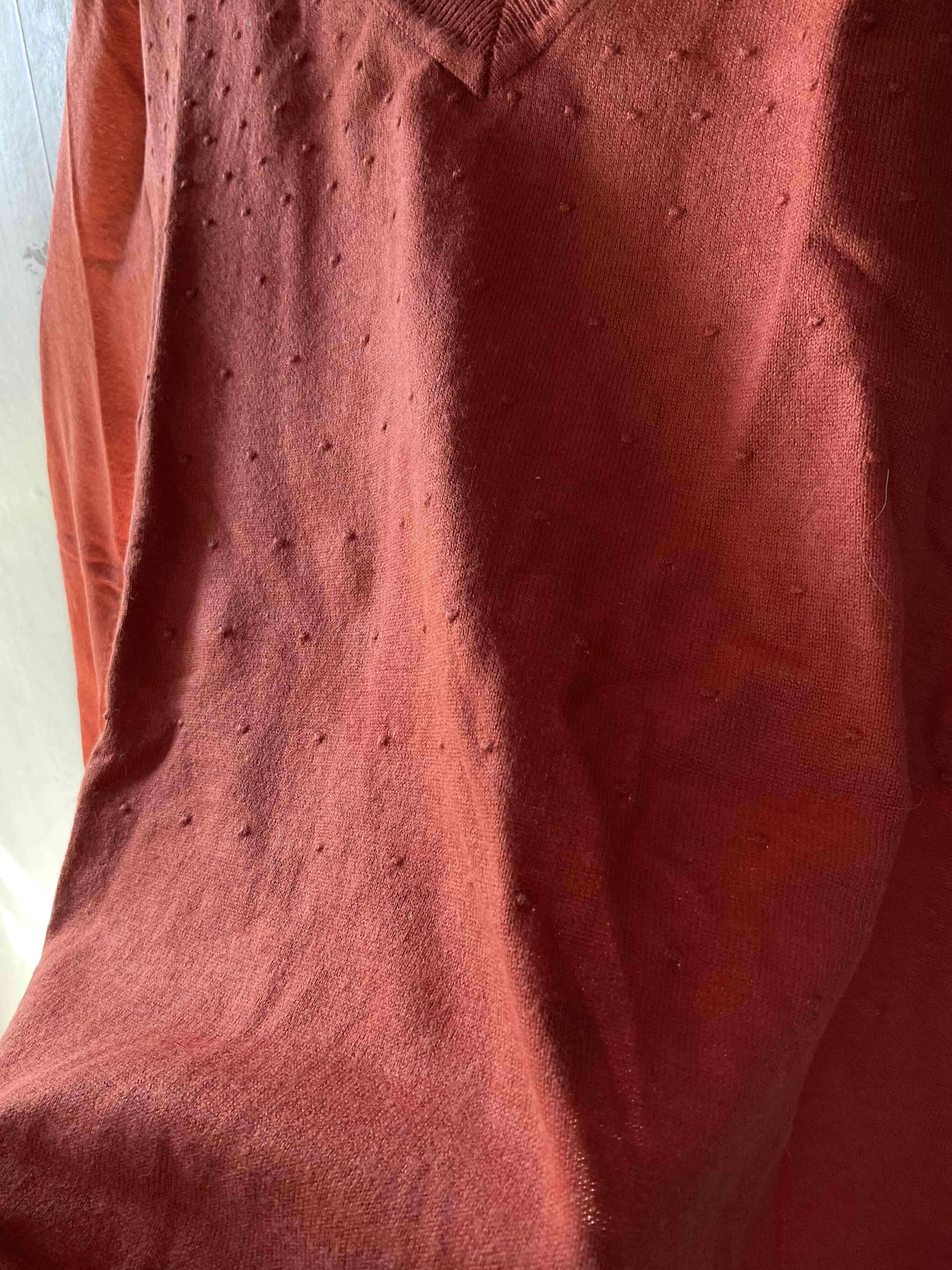 Sweater marrón cuello en V - 3