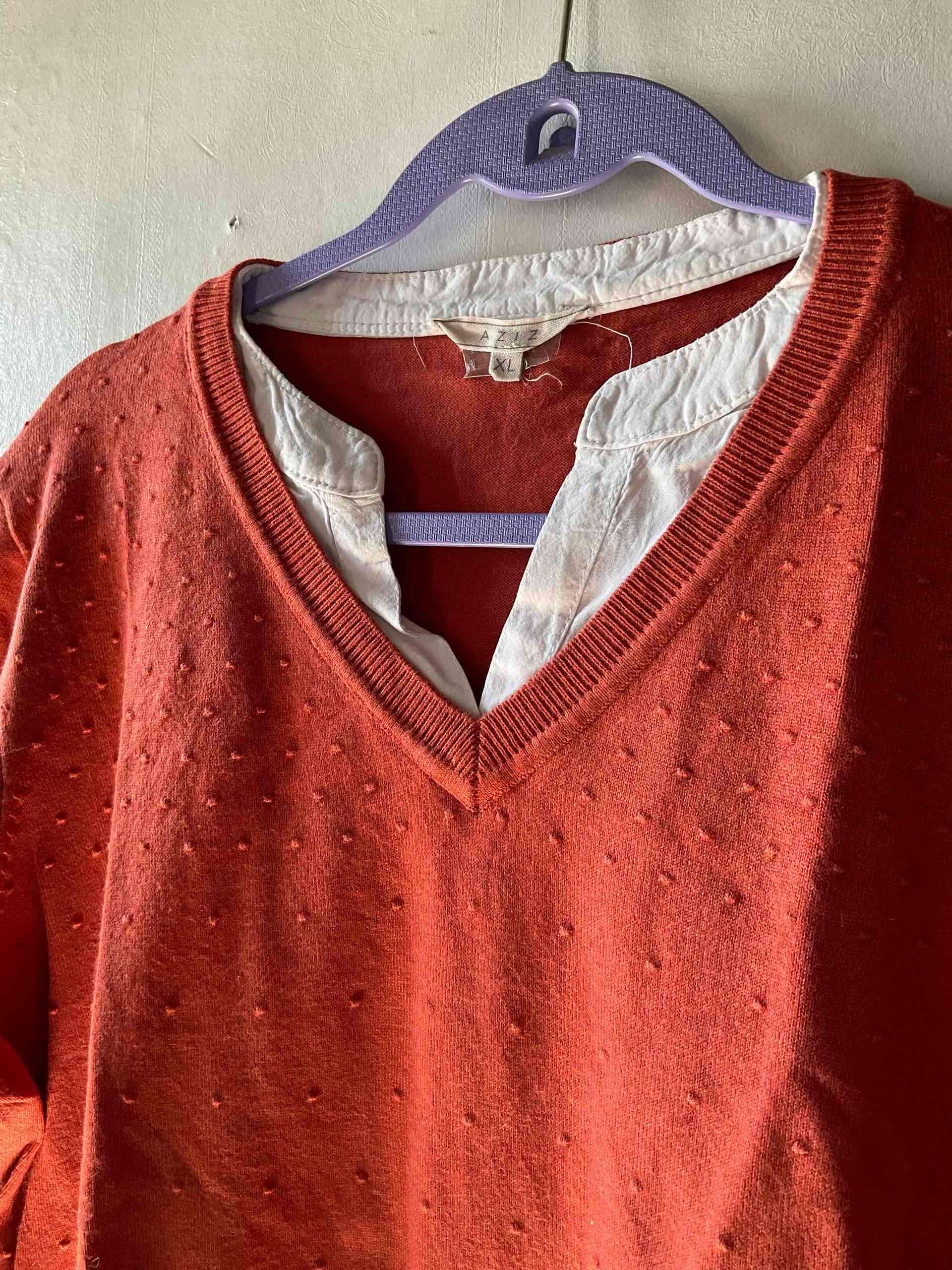 Sweater marrón cuello en V - 4