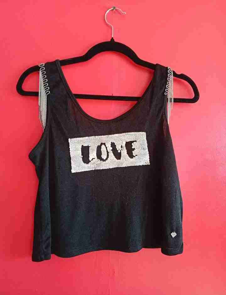 Top negro con lentejuelas 'LOVE'