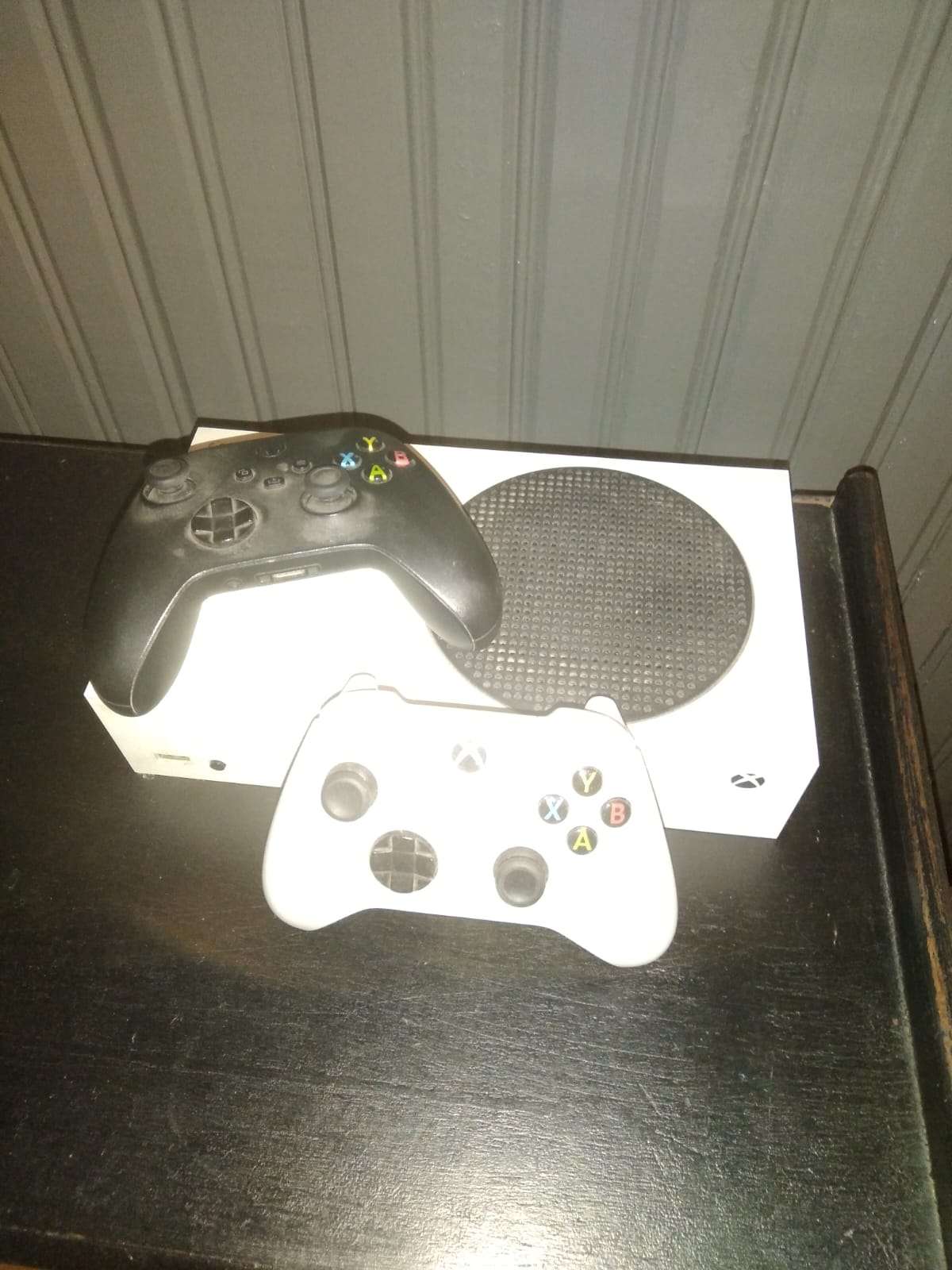 Consola Xbox   serie Scon dos controles - miniatura 2