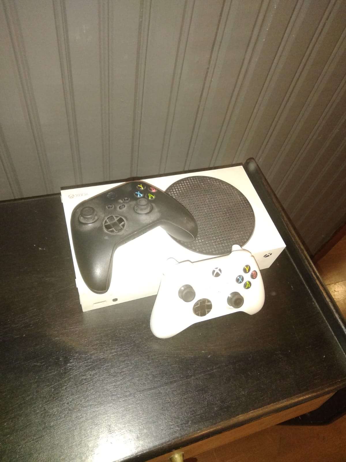 Consola Xbox   serie Scon dos controles - miniatura 3