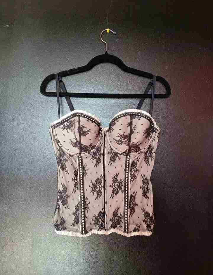 Corset negro con encaje floral - 1