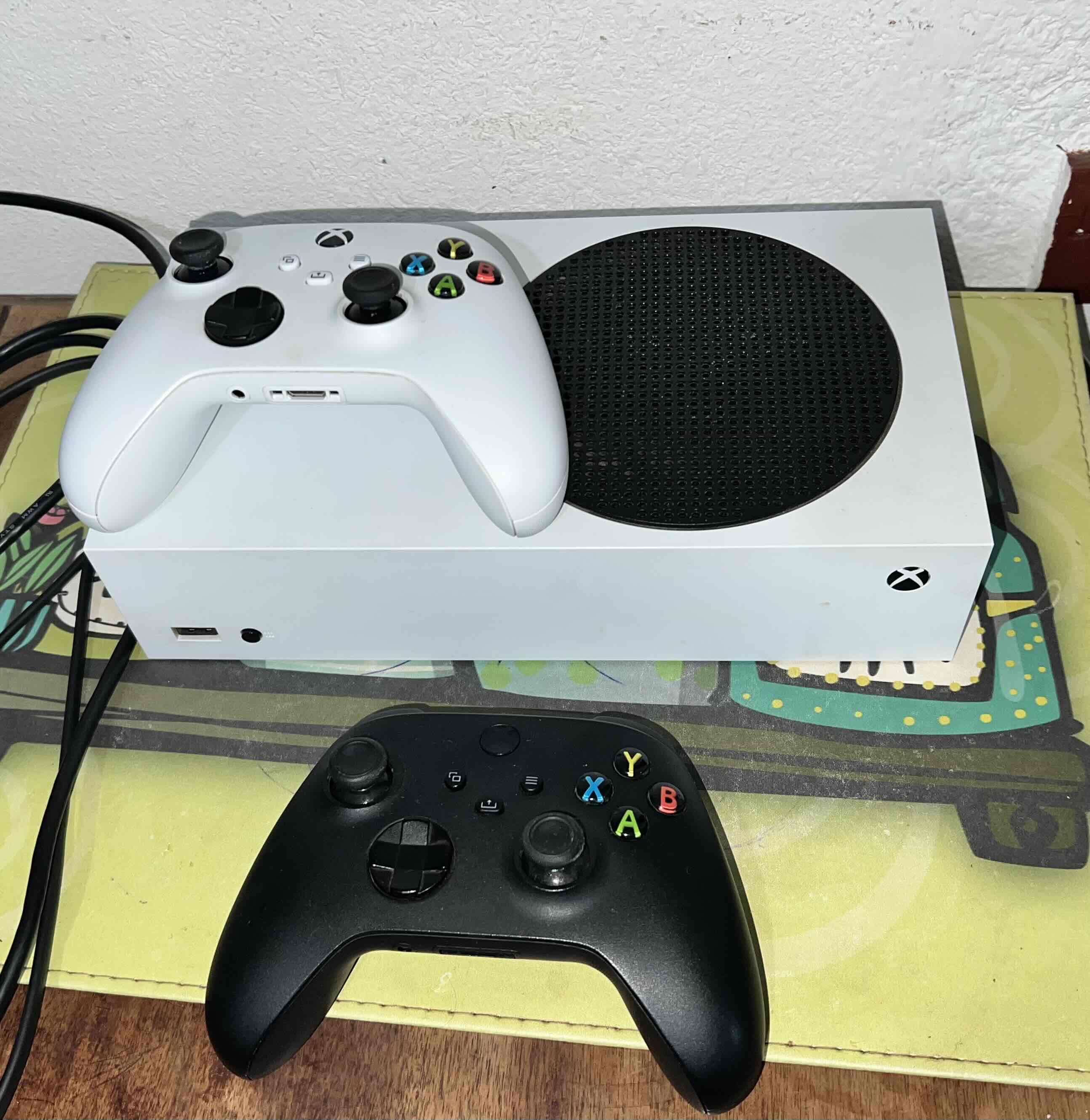 Consola Xbox Series S con dos controles - miniatura 1