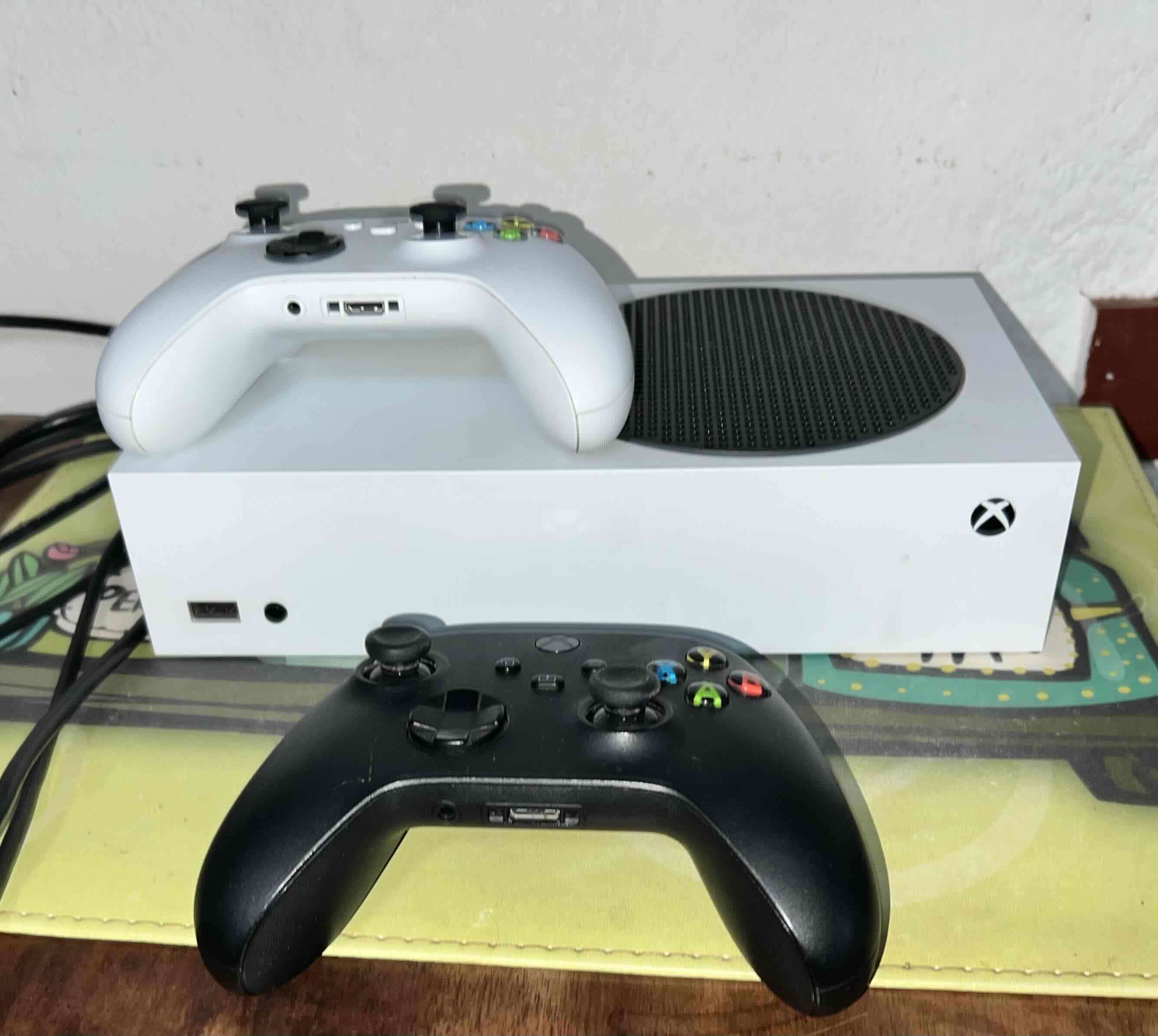 Consola Xbox Series S con dos controles - miniatura 2