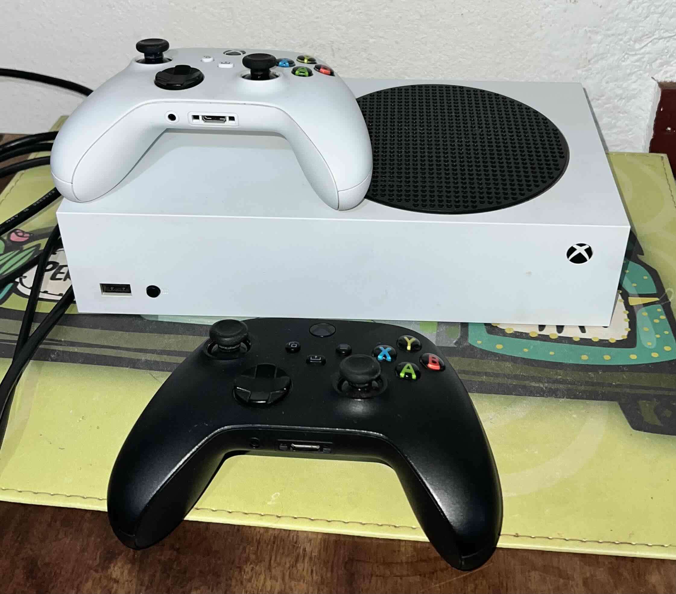 Consola Xbox Series S con dos controles - miniatura 3