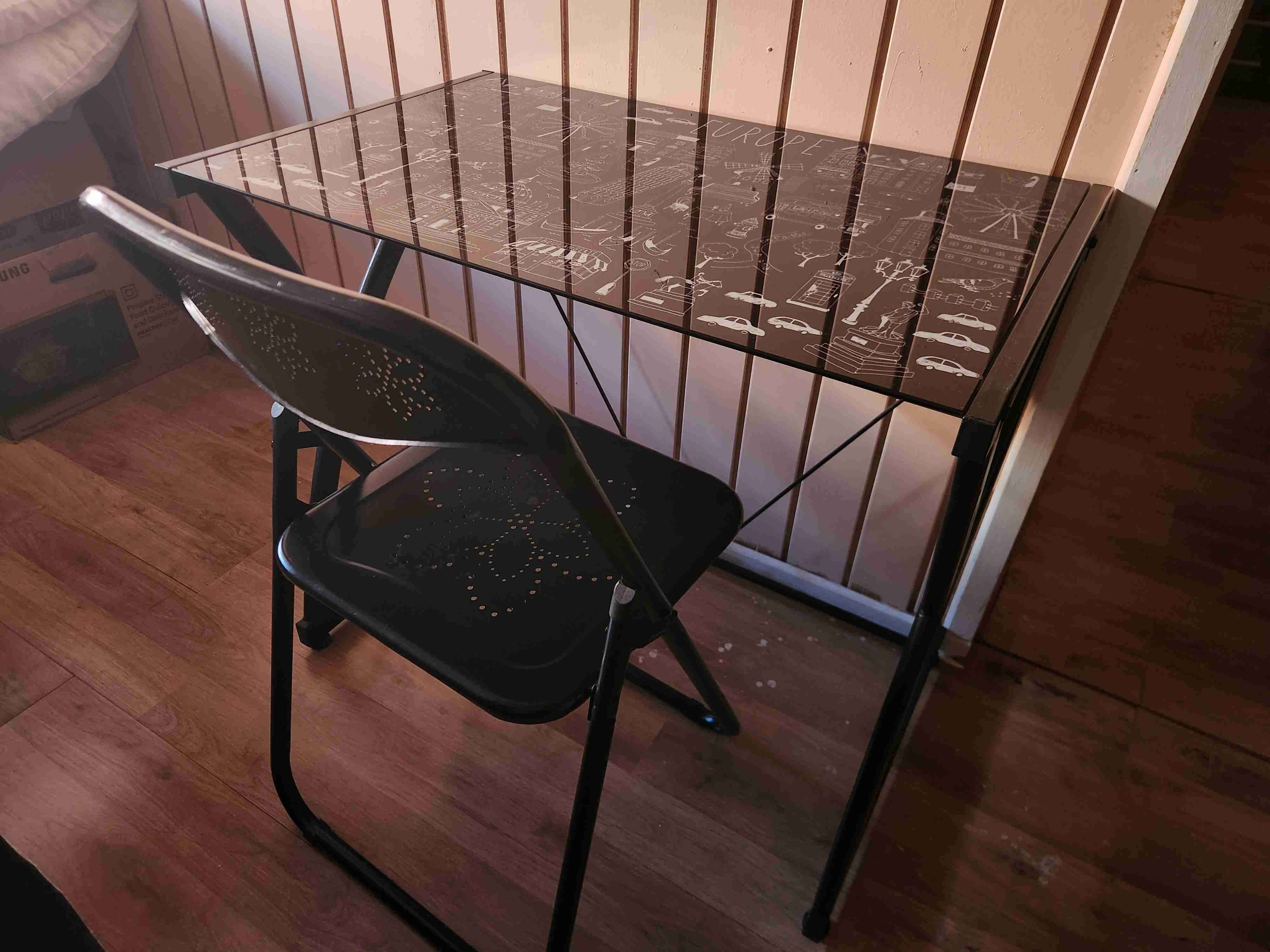 Escritorio y silla plegable negra - 1