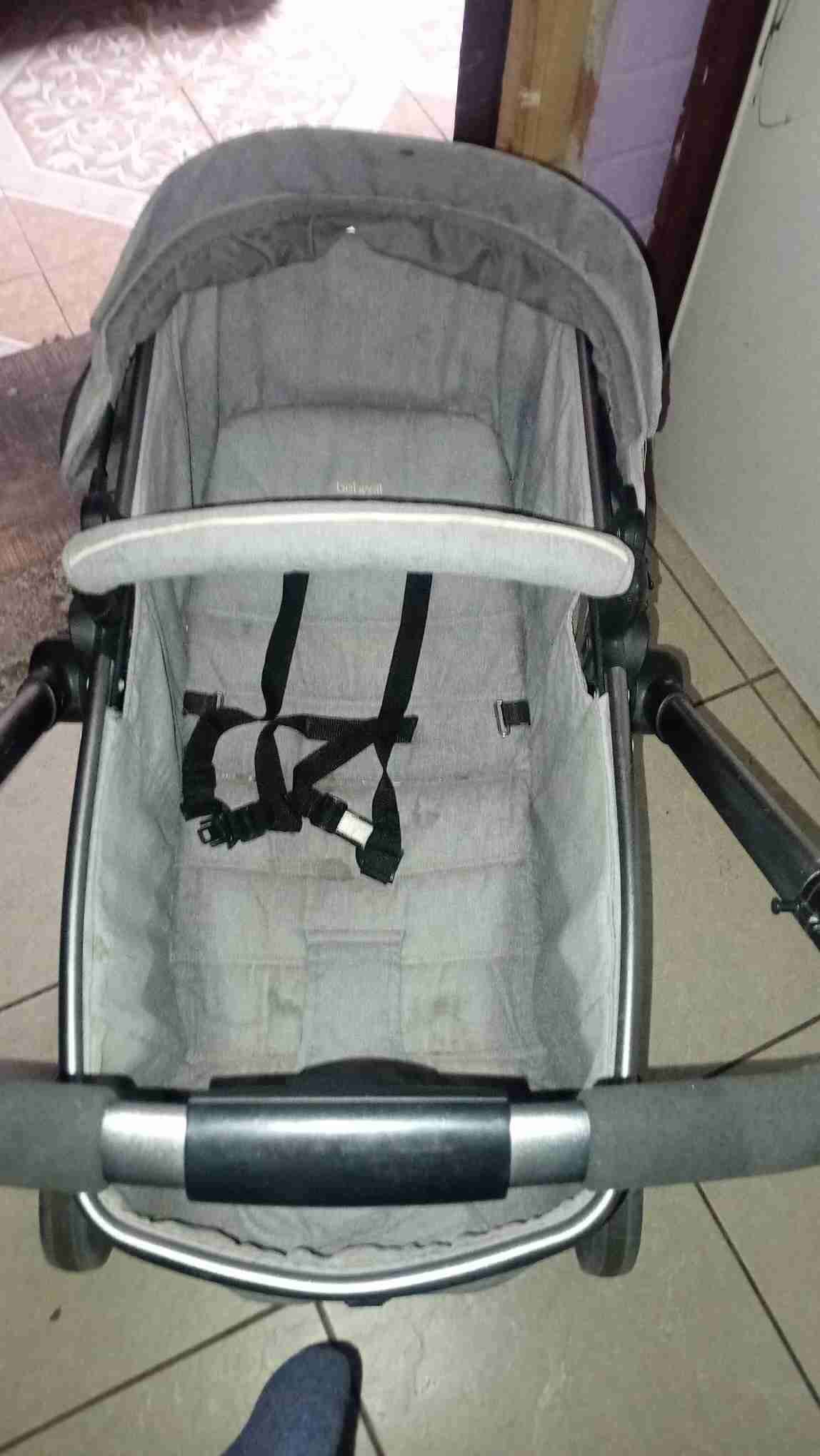 Coche de paseo gris - 1