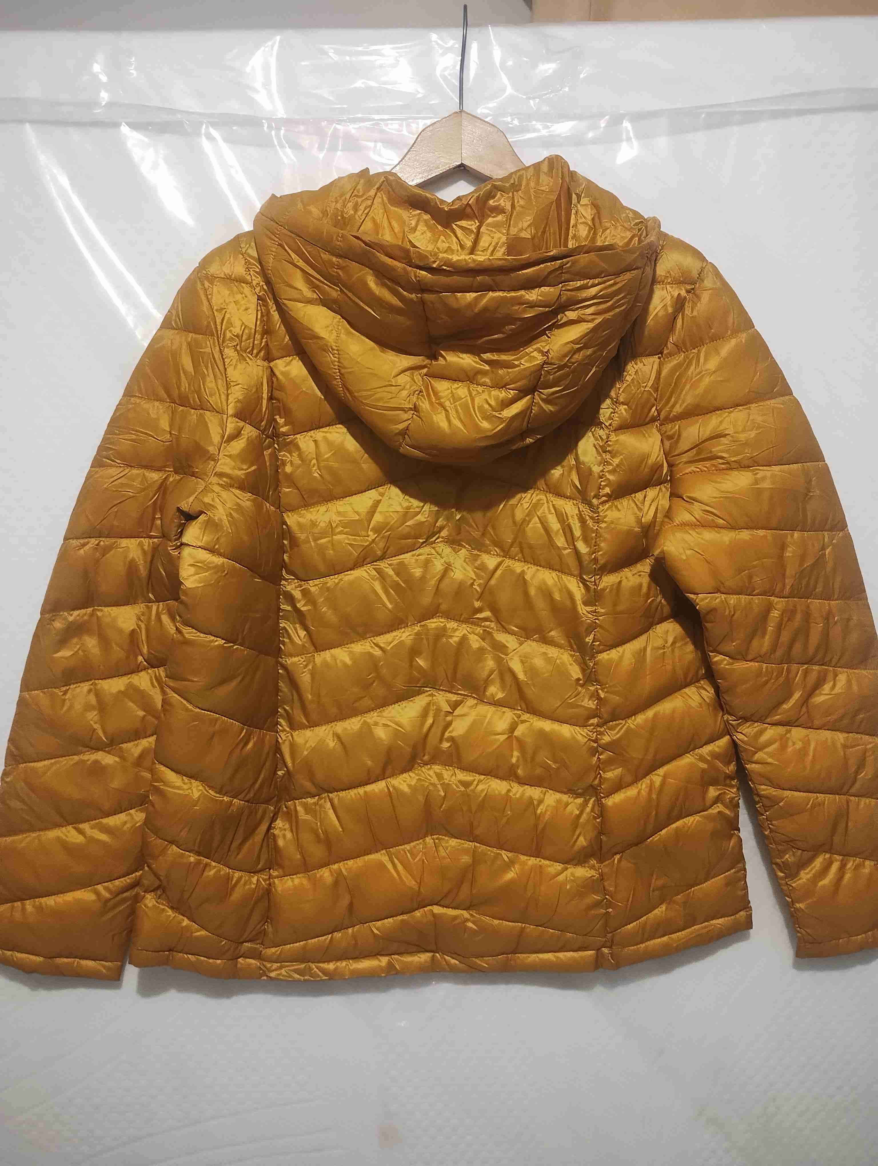 Chaqueta amarilla acolchada con capucha - miniatura 2