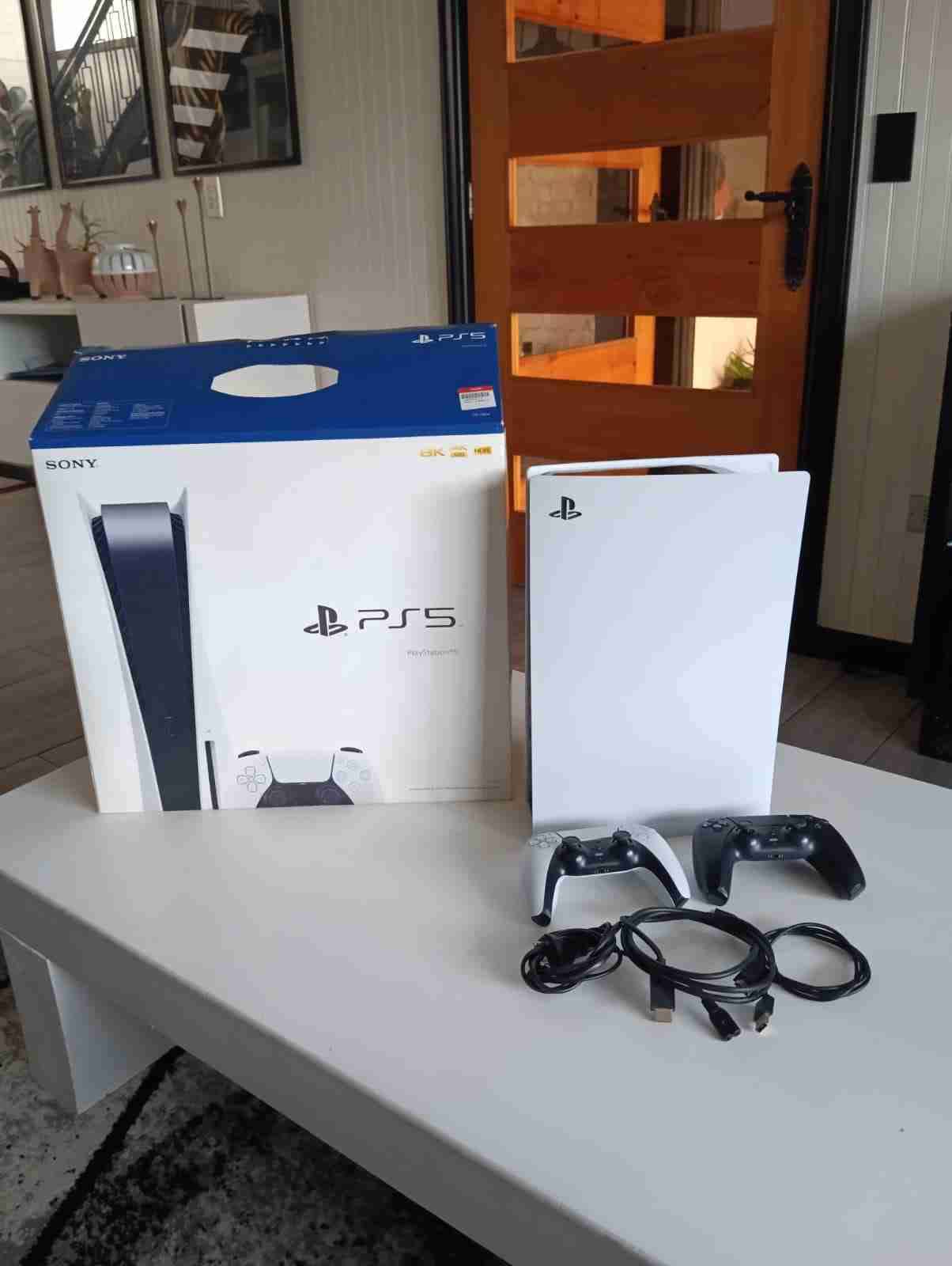 Consola PlayStation 5 con control - miniatura 1