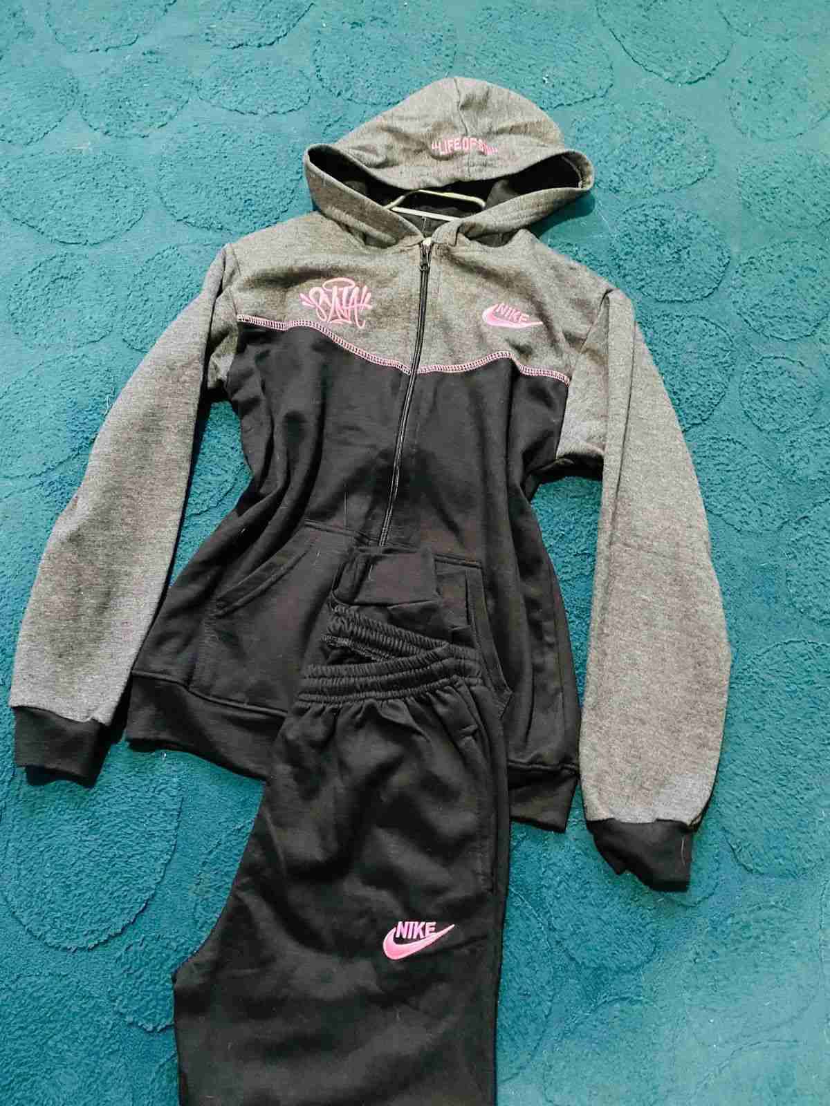 Conjunto deportivo Nike gris y negro