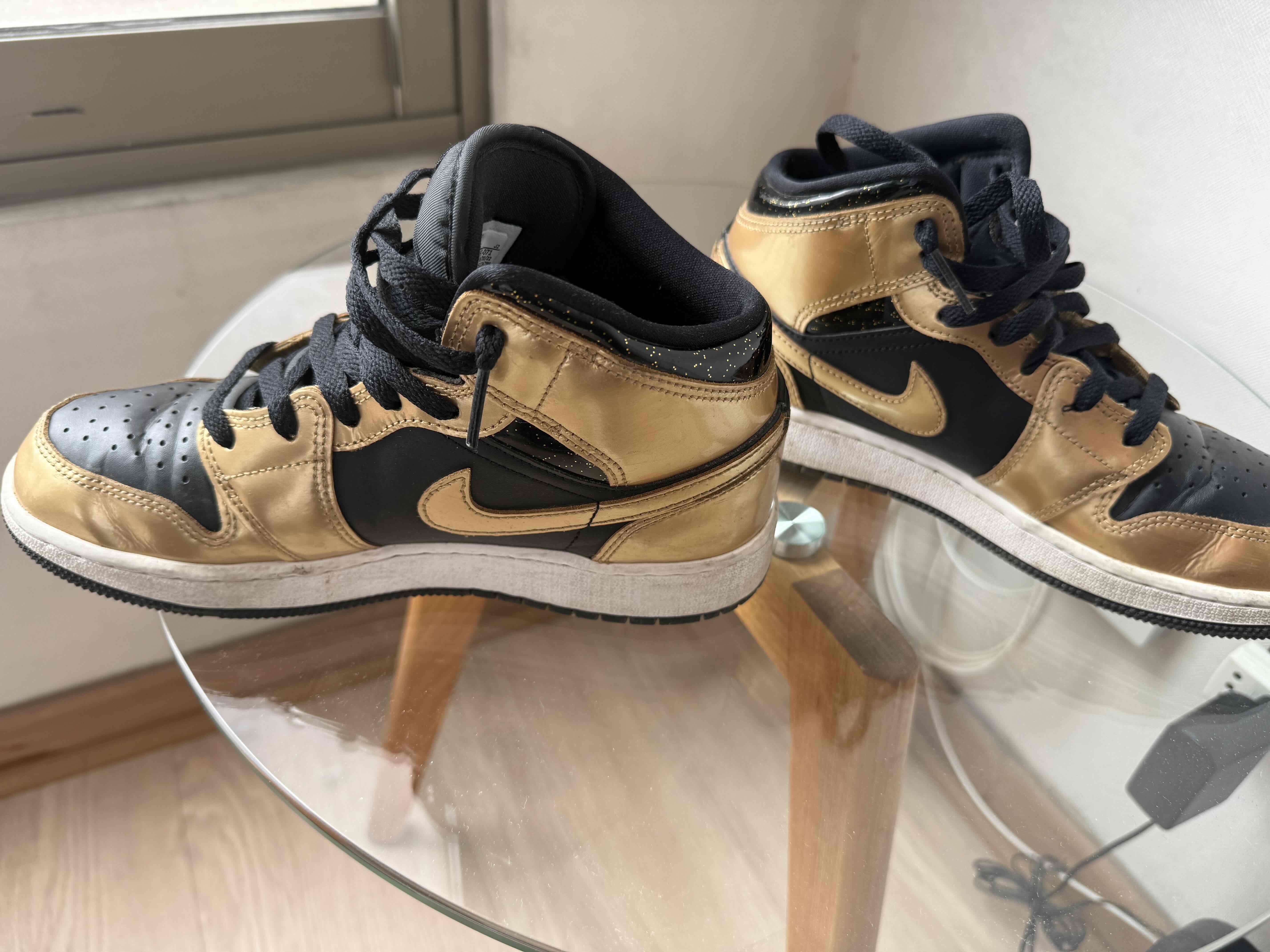 Zapatillas negras/doradas Jordan Mid talla 35.5/36 - miniatura 5