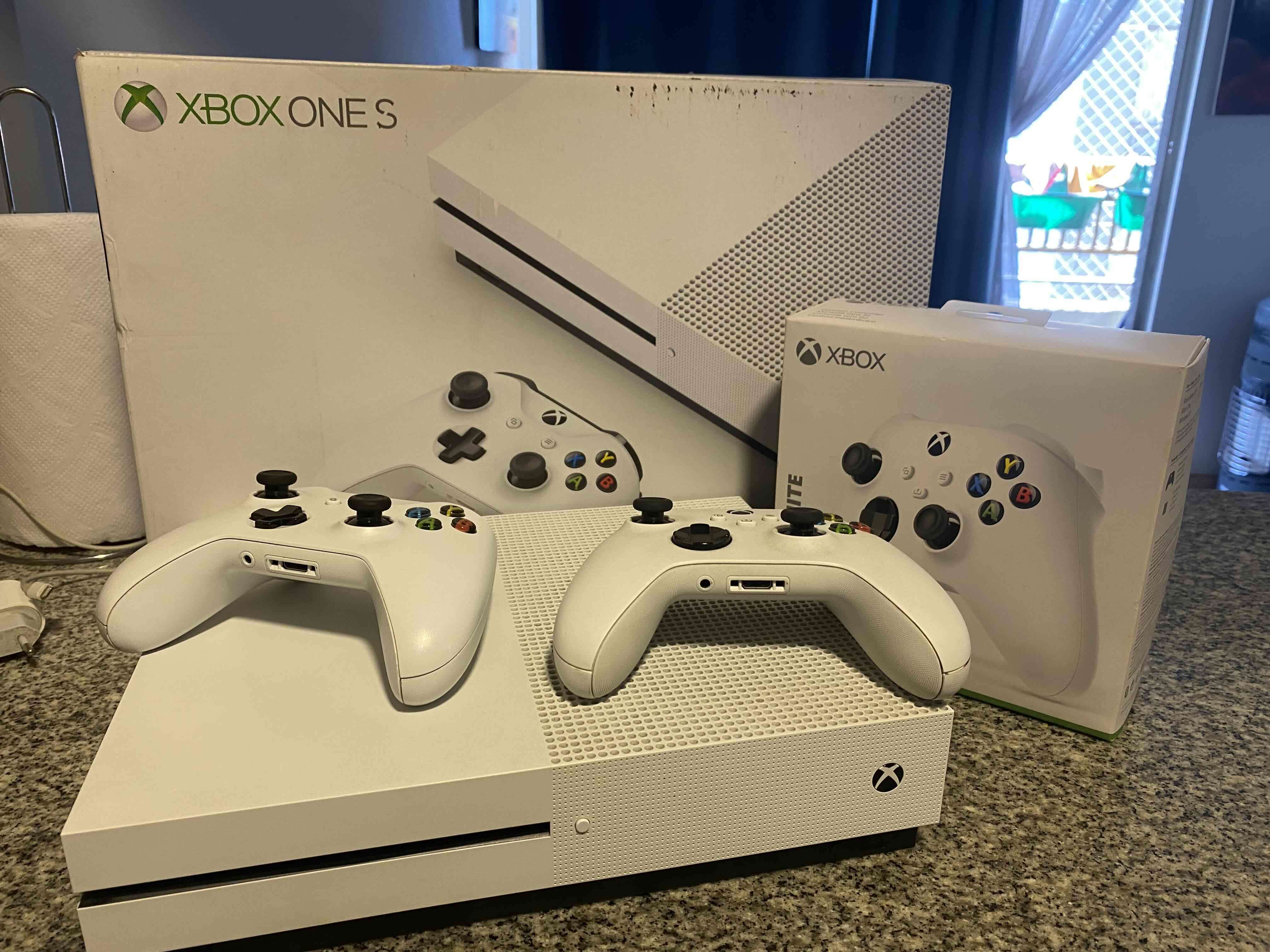 Consola Xbox One S blanca con controles - miniatura 1