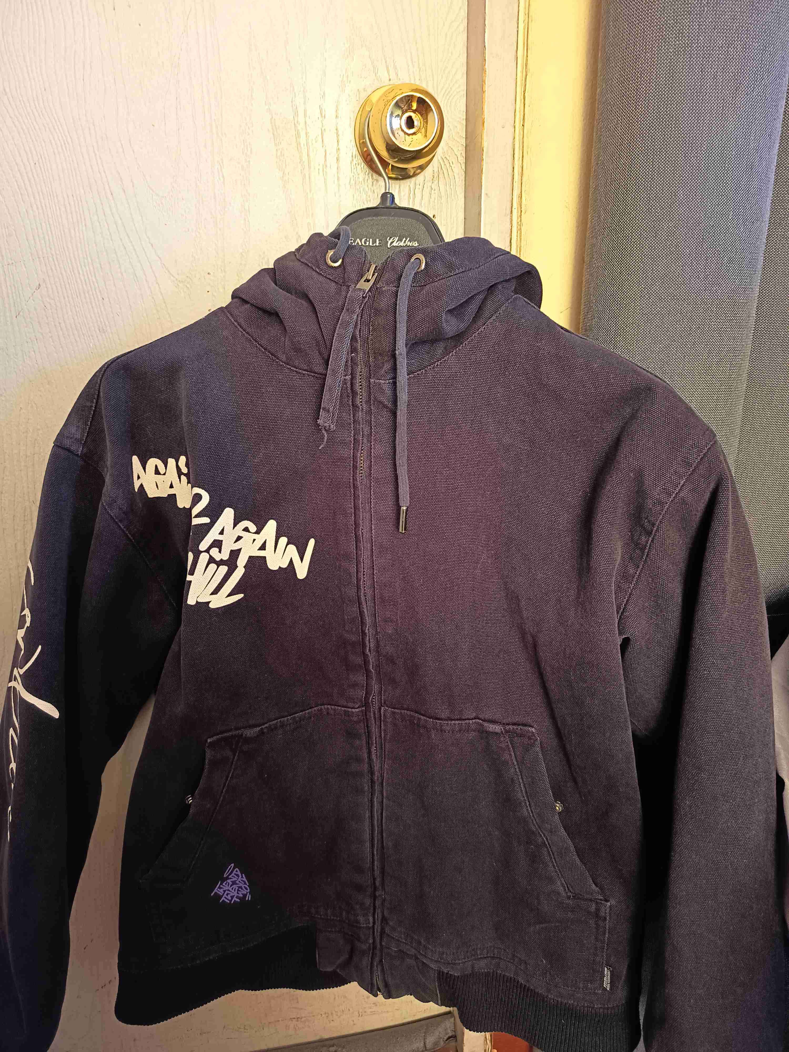 Chaqueta negra con capucha y estampado - 1