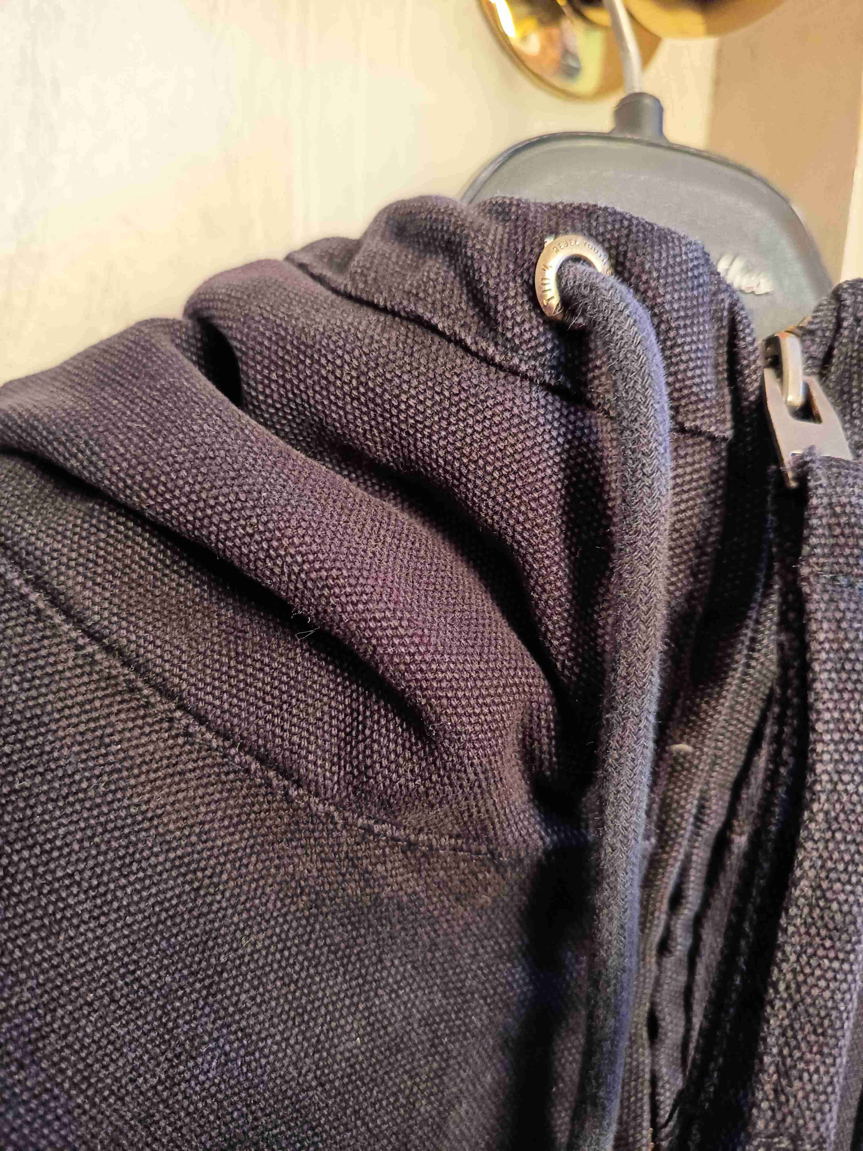 Chaqueta negra con capucha y estampado - 2