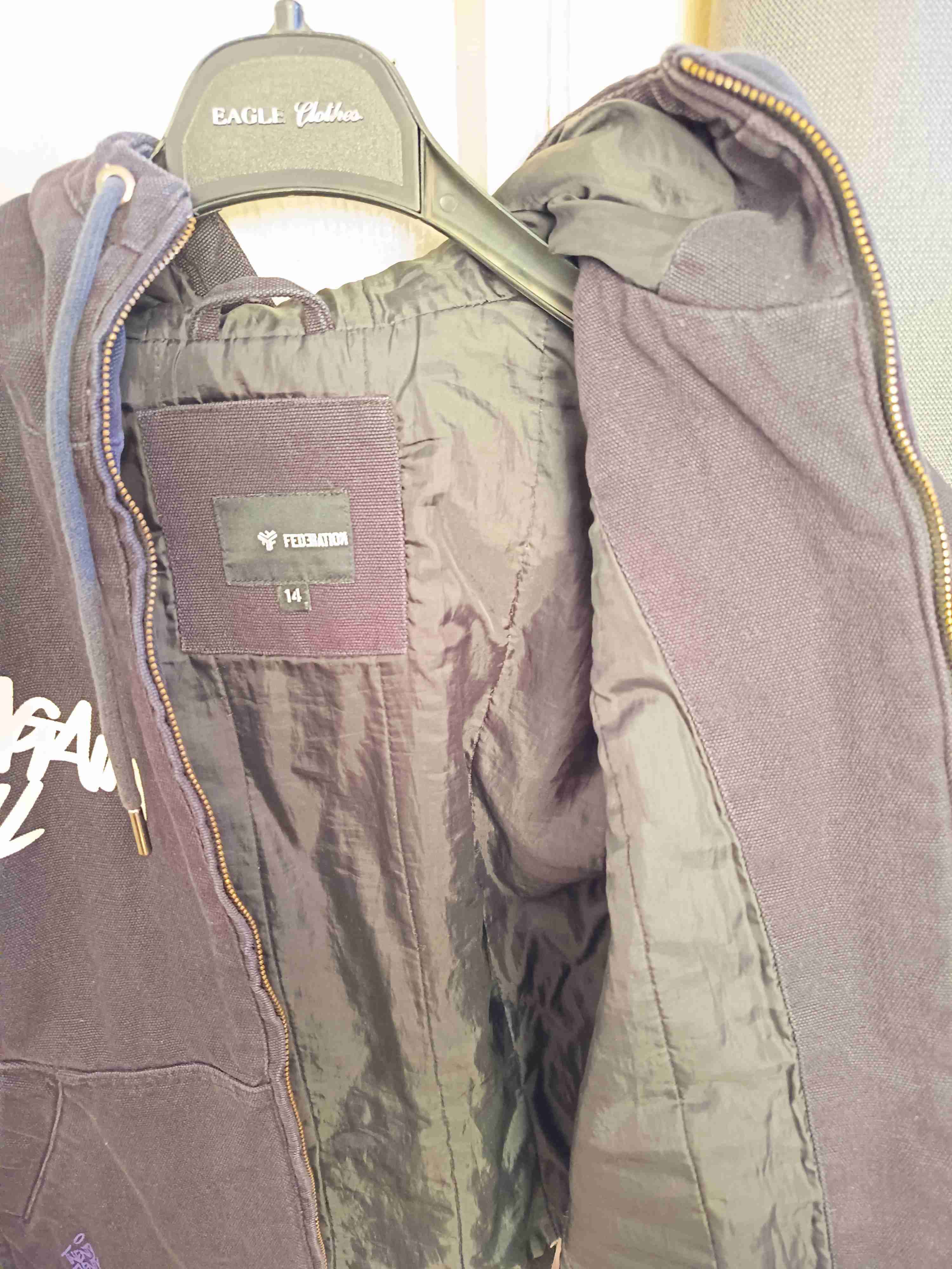 Chaqueta negra con capucha y estampado - 3