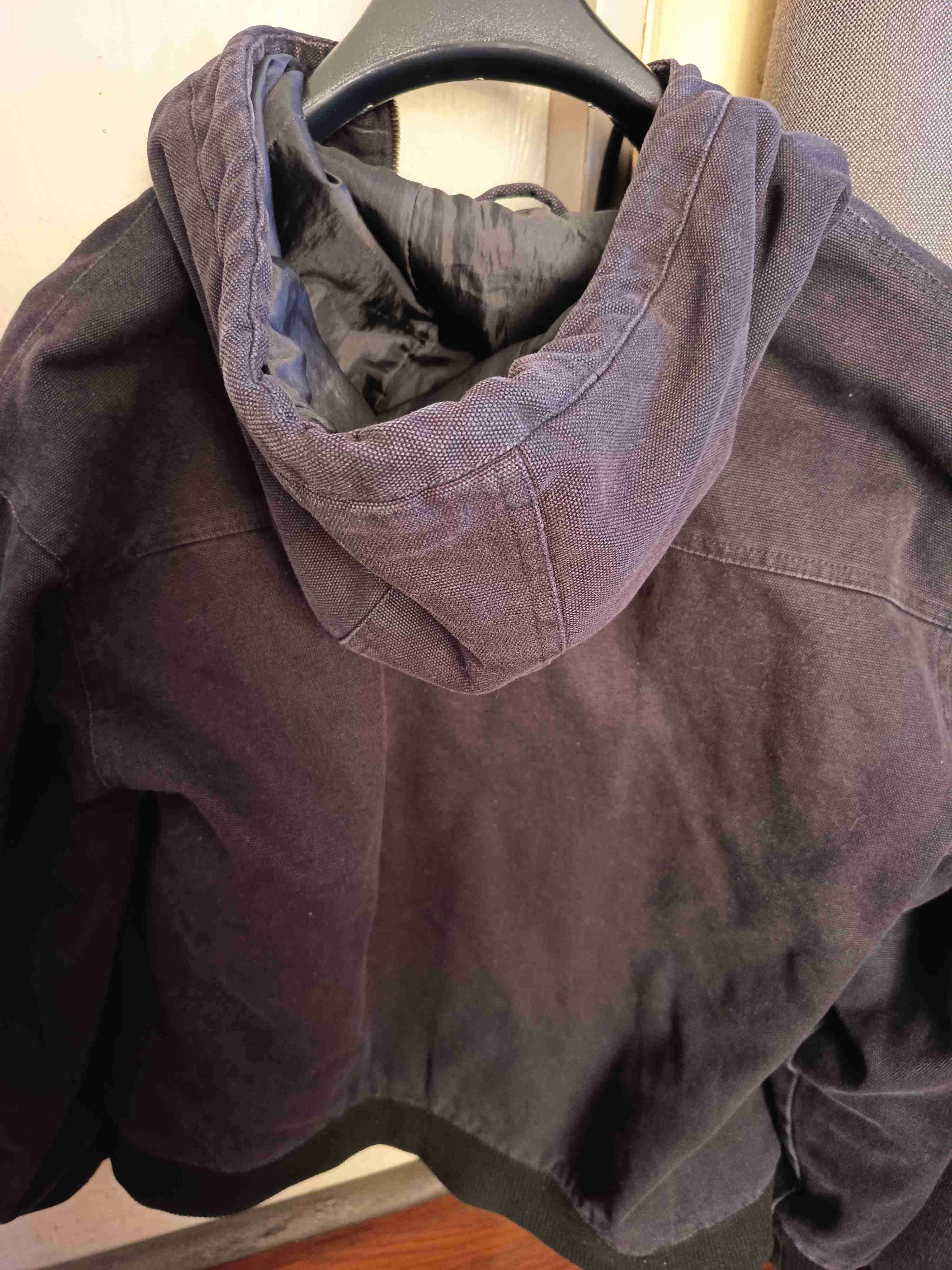 Chaqueta negra con capucha y estampado - 4