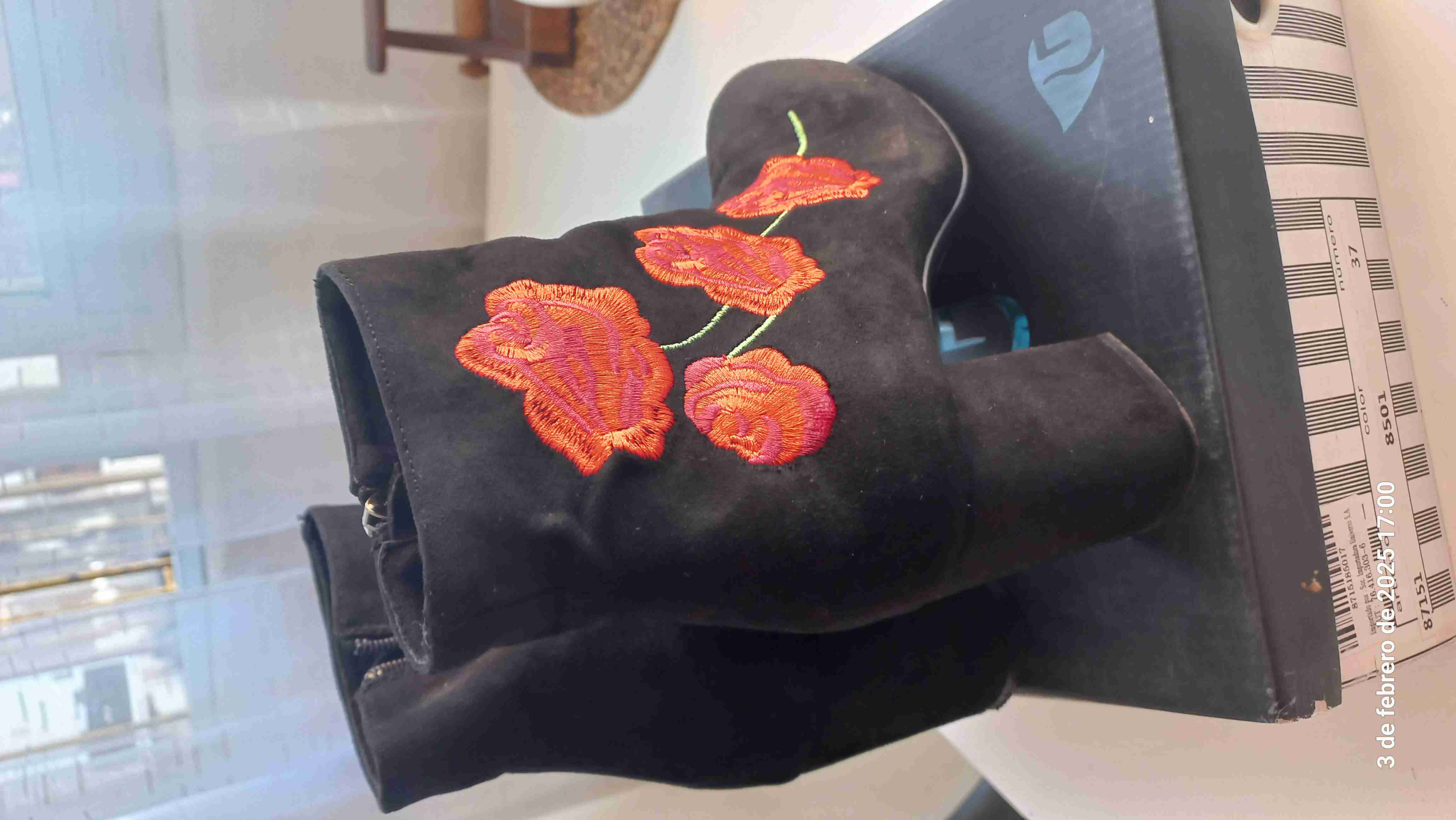 Botines negros con bordado floral - 1