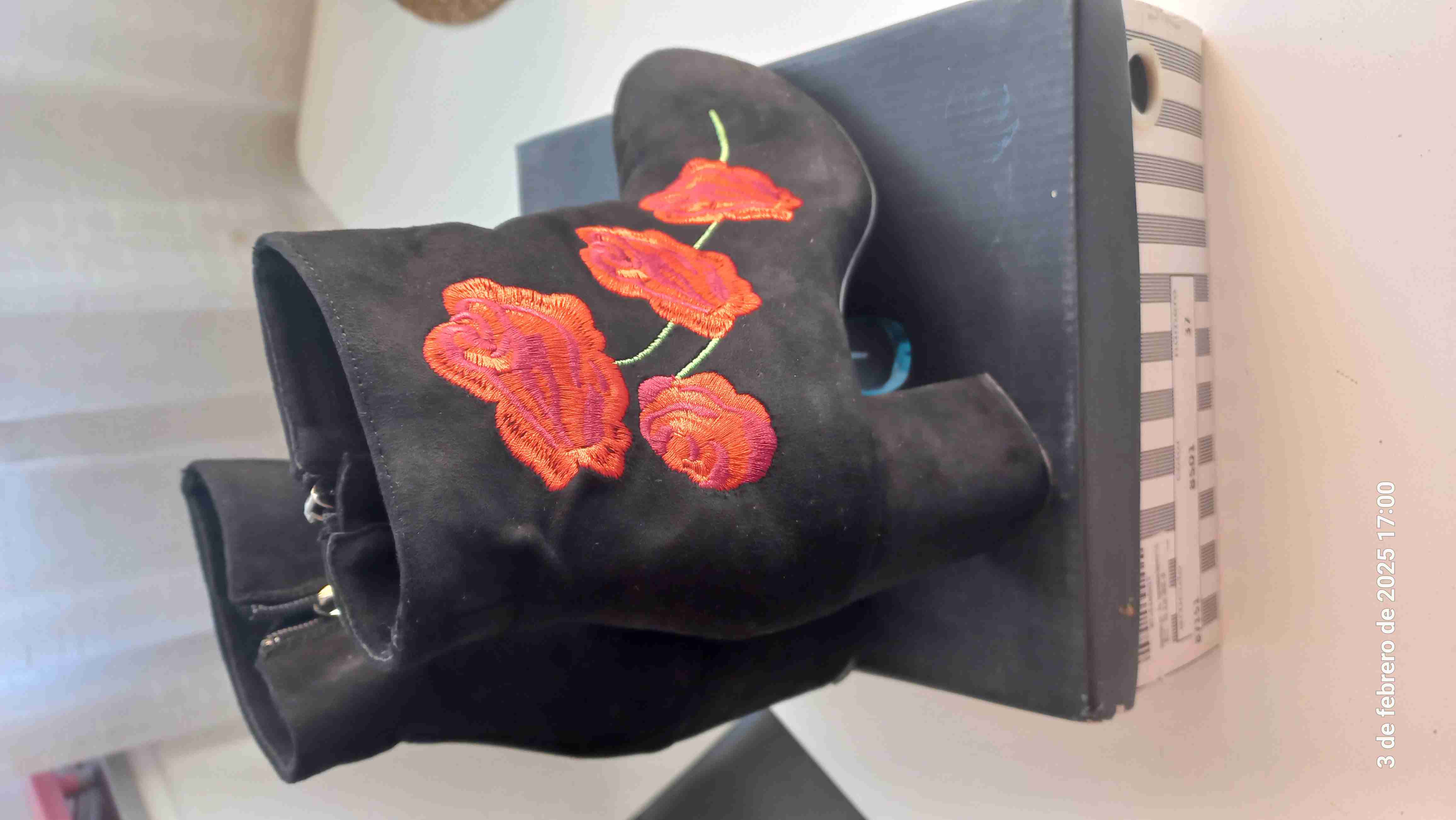 Botines negros con bordado floral - 4