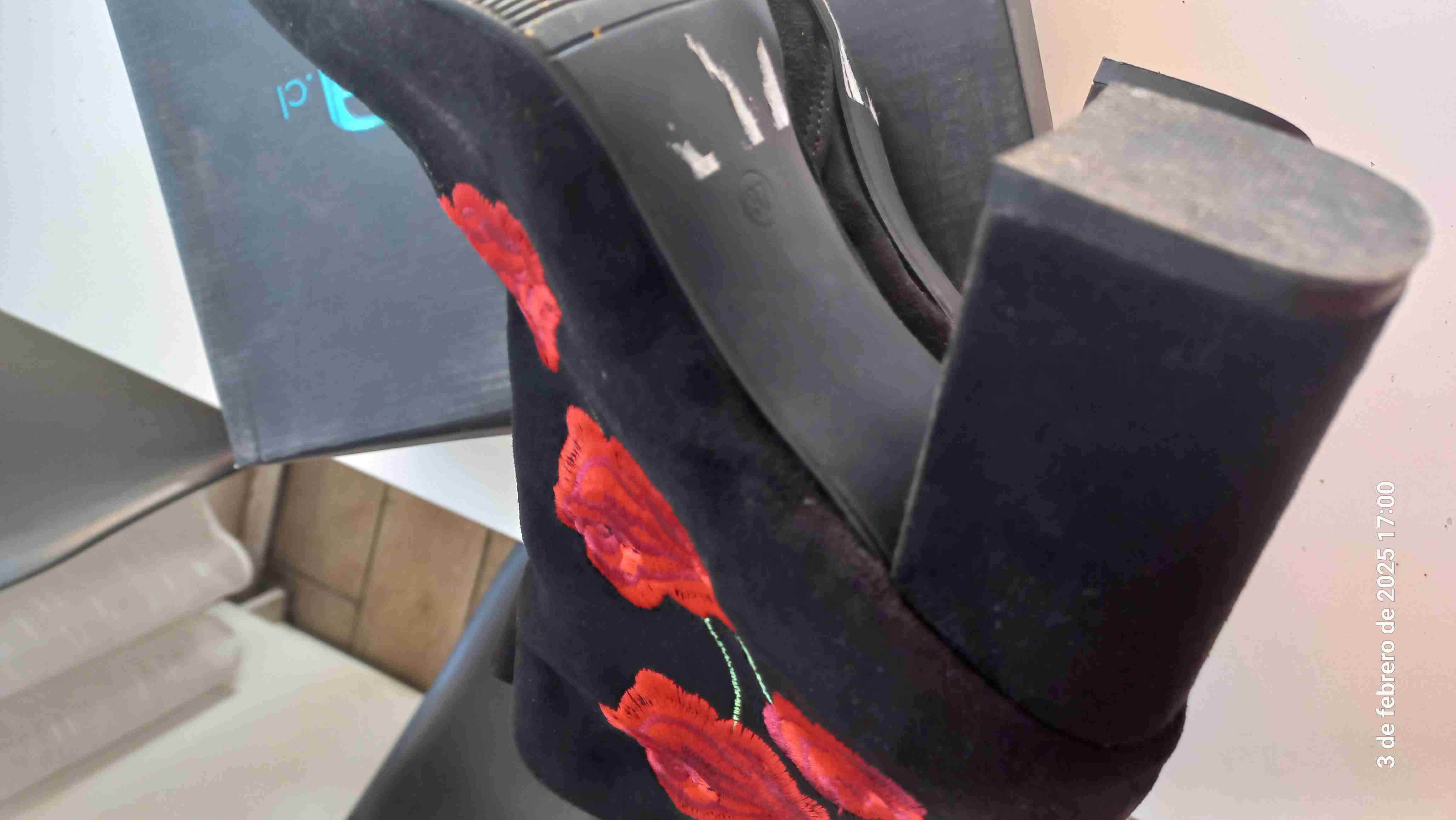 Botines negros con bordado floral - 5