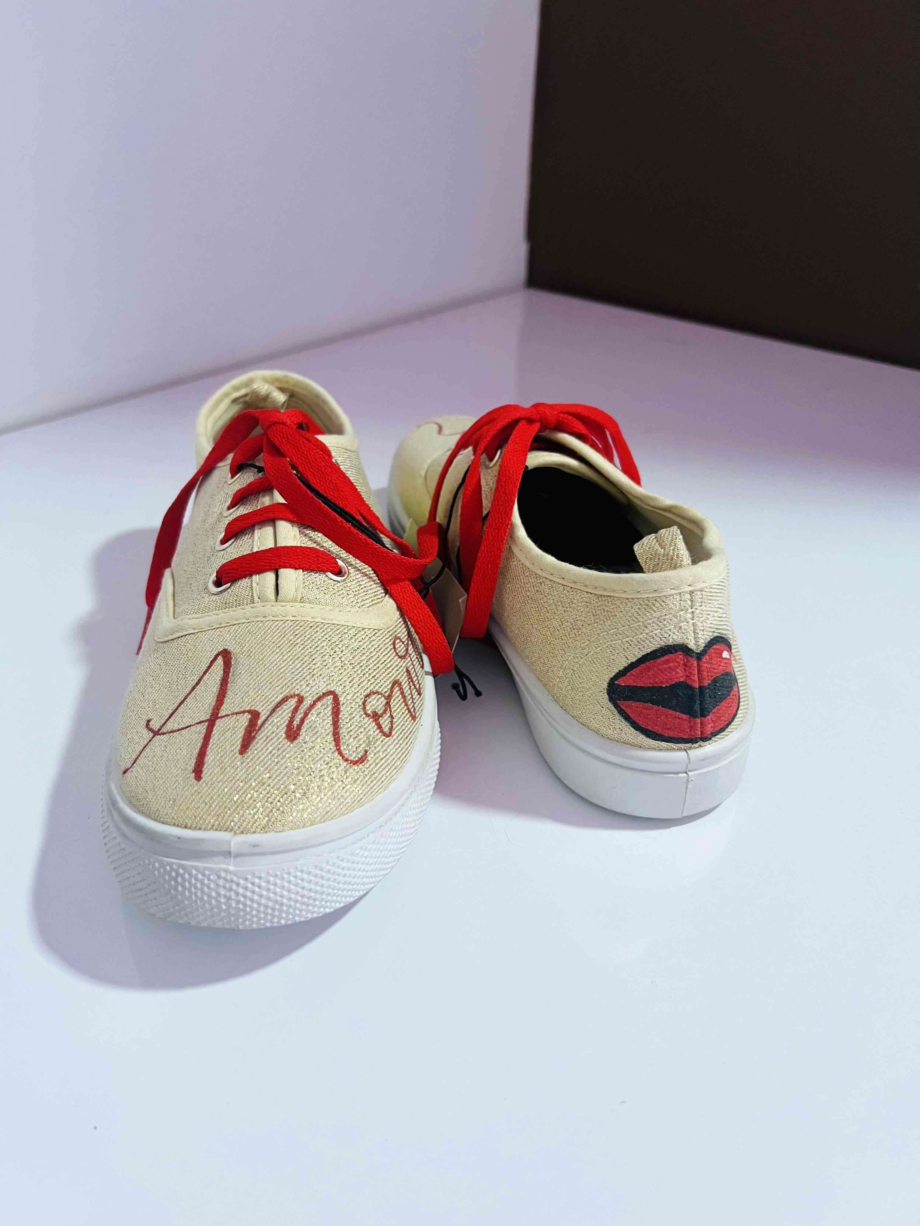 Zapatillas doradas con cordones rojos URB - miniatura 2