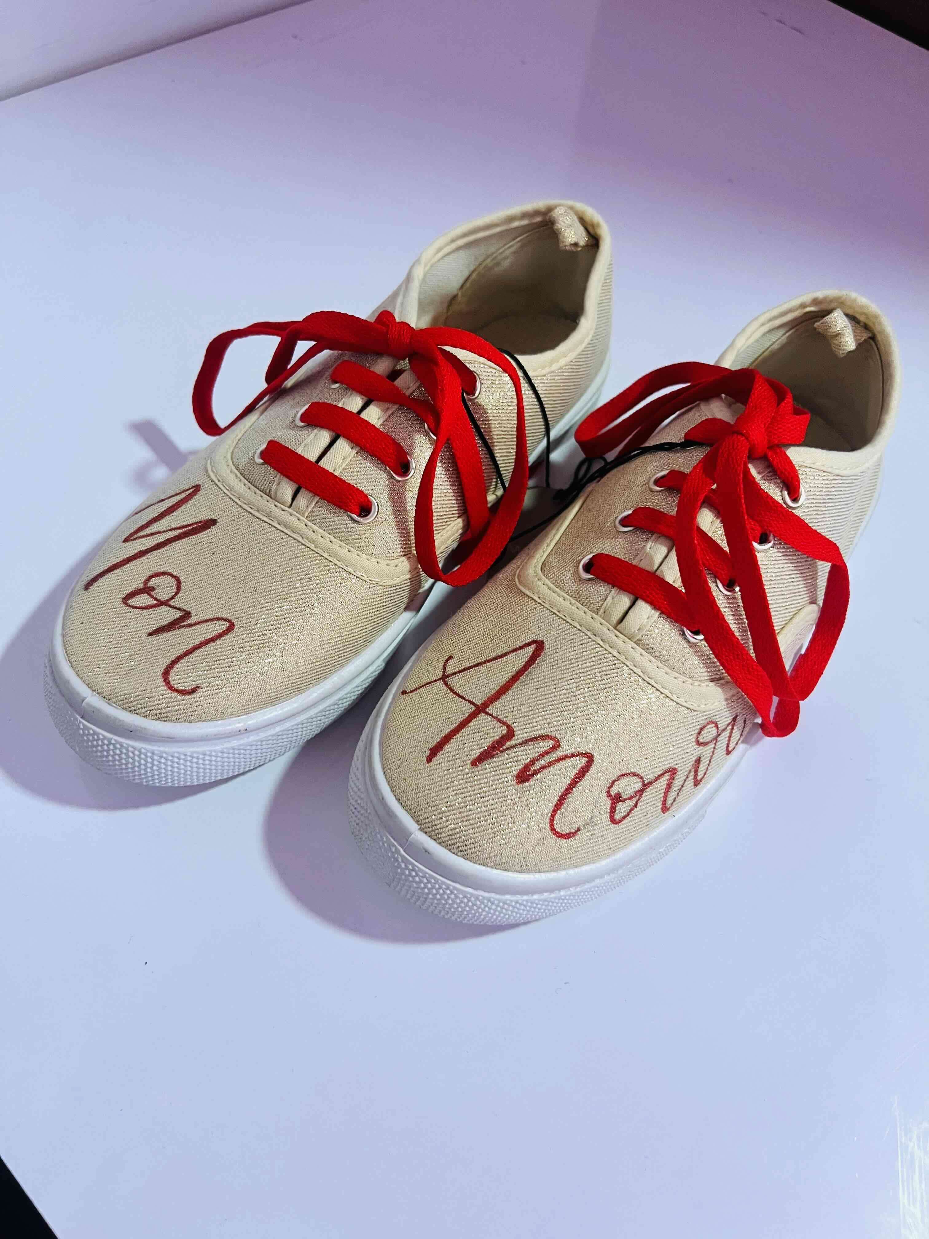 Zapatillas doradas con cordones rojos URB - miniatura 3