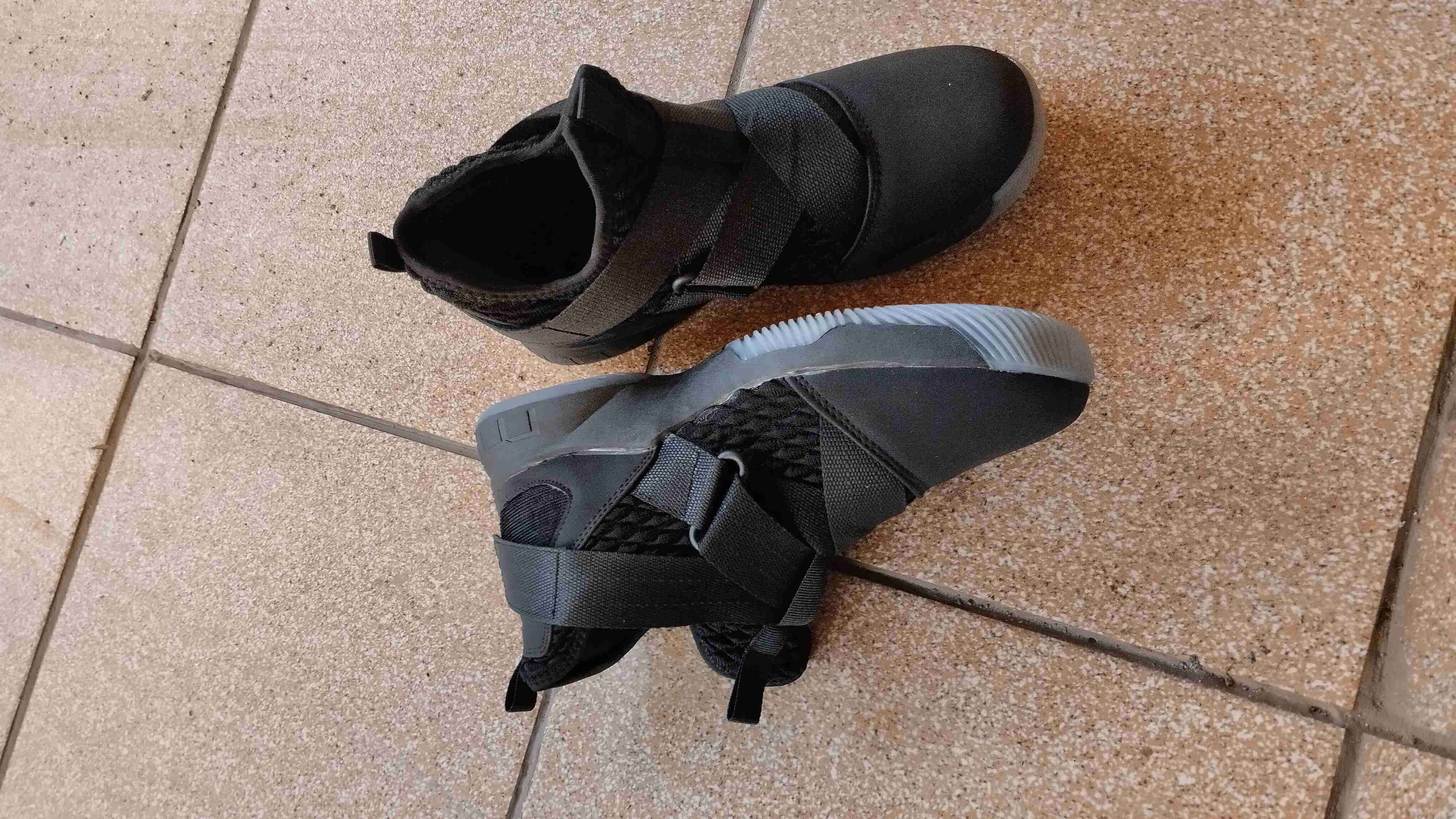 Zapatillas negras con correas - miniatura 2