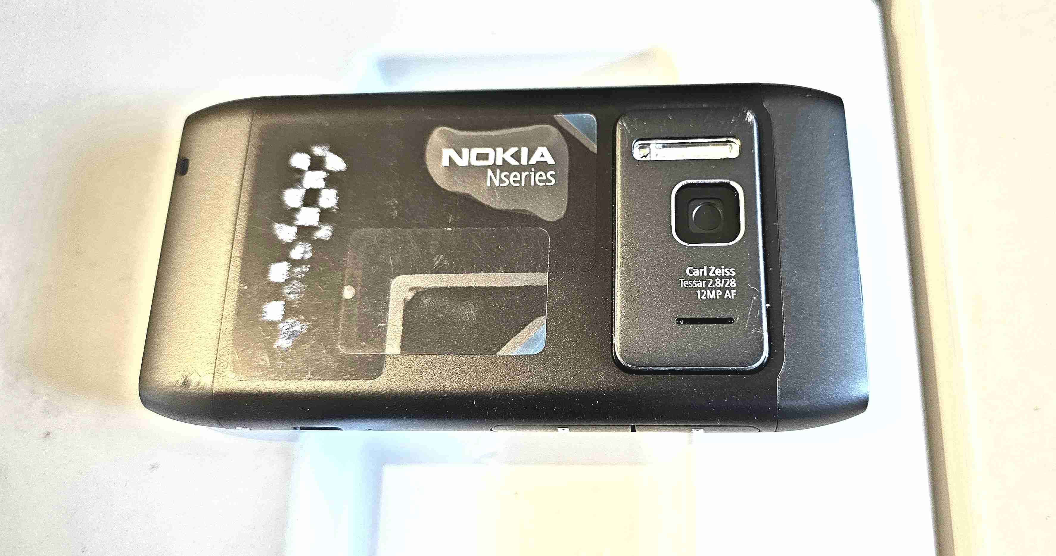 Teléfono Nokia clásico N8 con plásticos de fabrica - miniatura 2