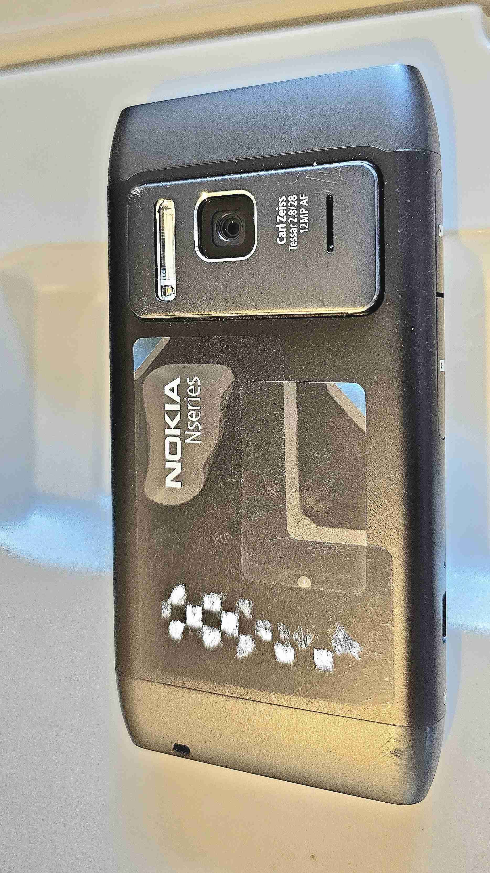 Teléfono Nokia clásico N8 con plásticos de fabrica - miniatura 3