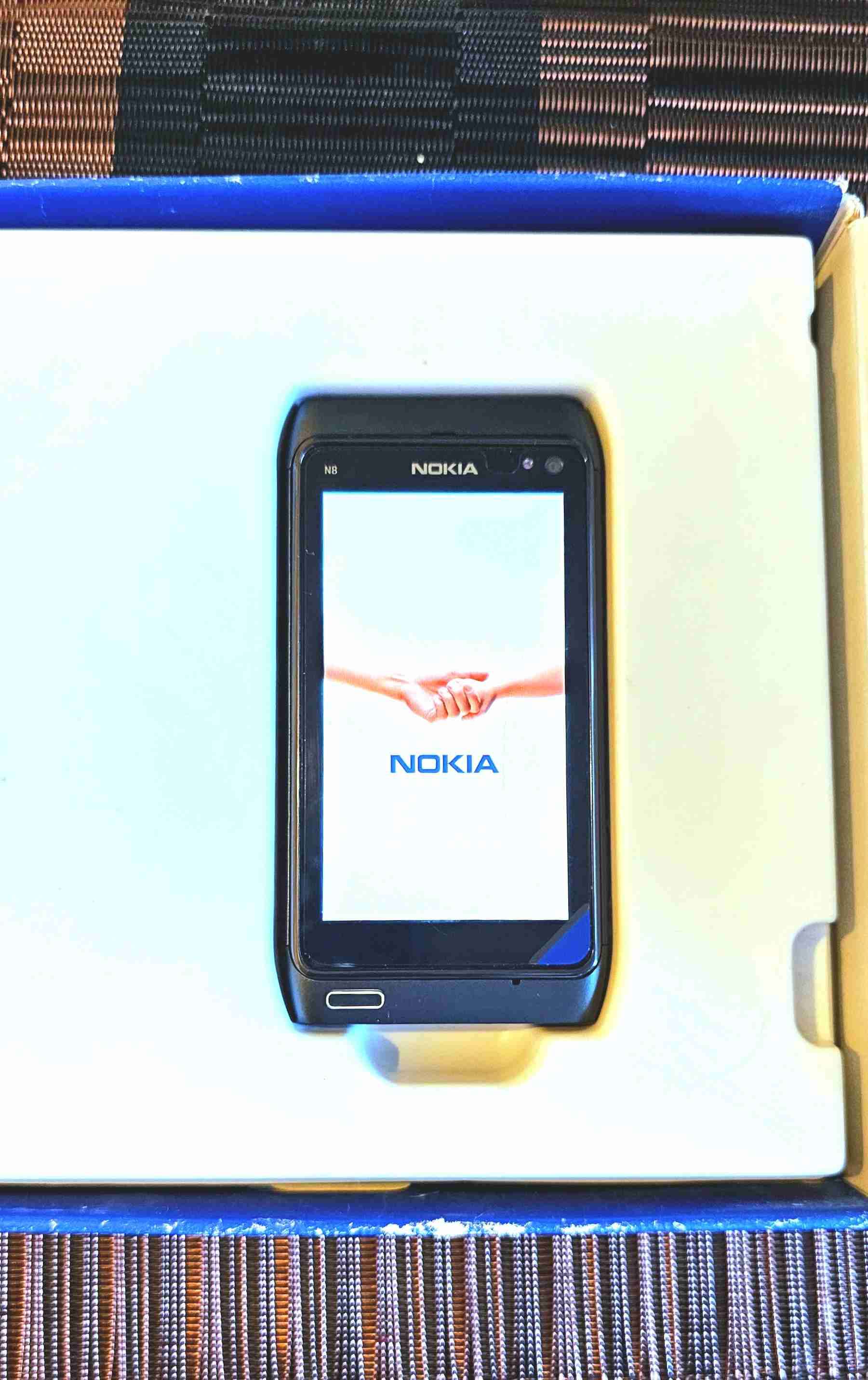 Teléfono Nokia clásico N8 con plásticos de fabrica - miniatura 4