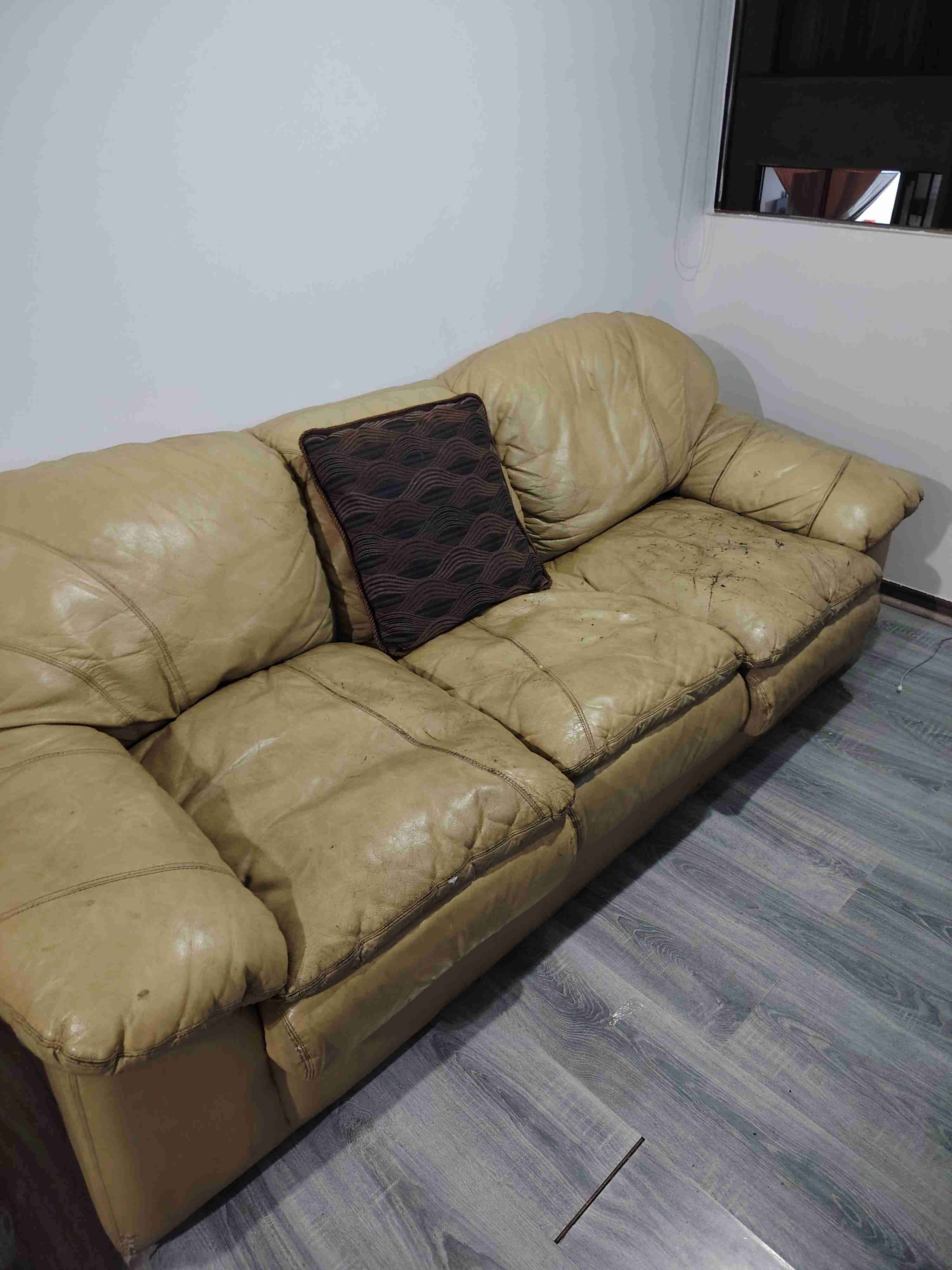 Sofá de cuero desgastado - miniatura 1