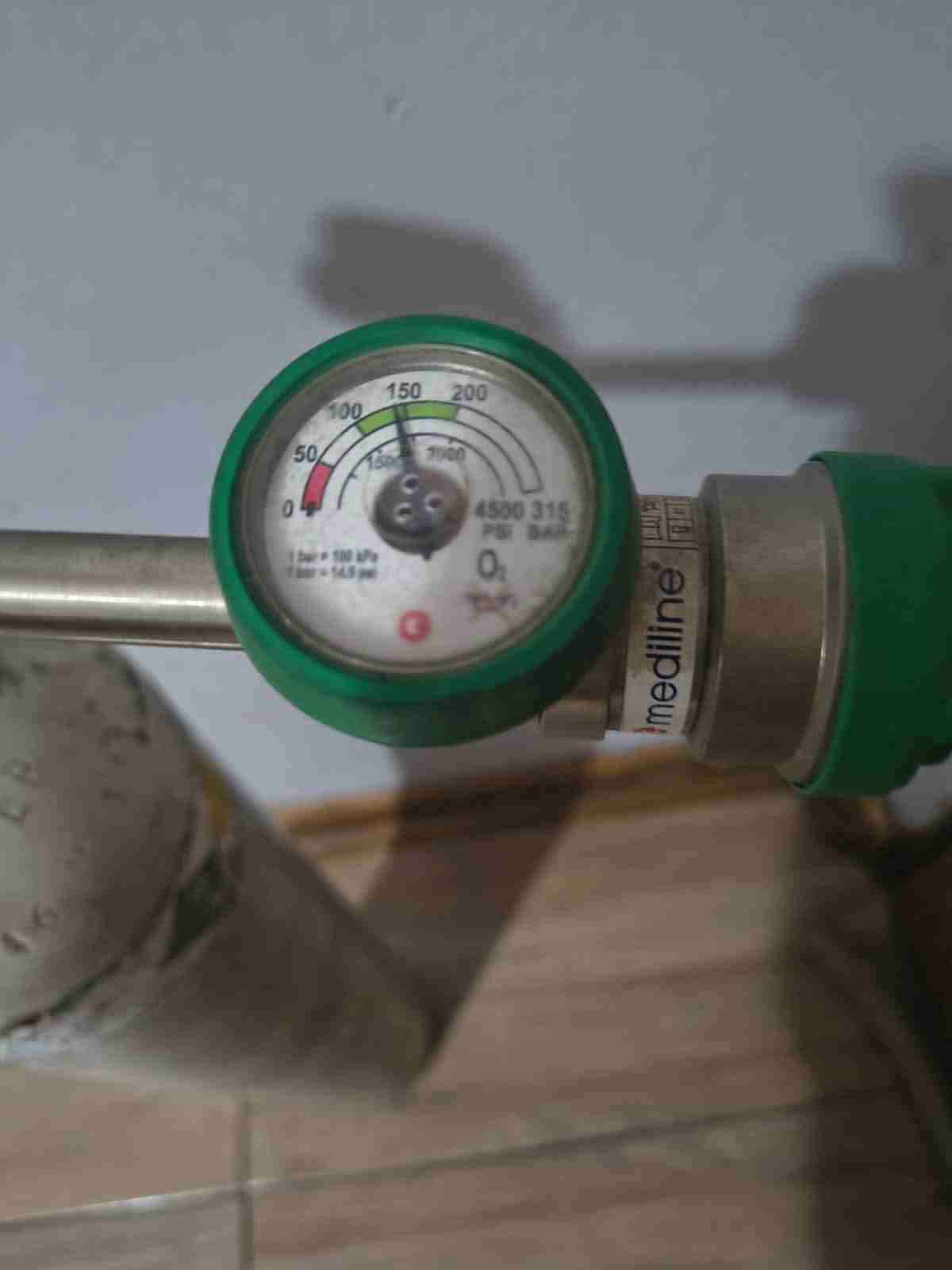 Cilindro de oxígeno con regulador - miniatura 2