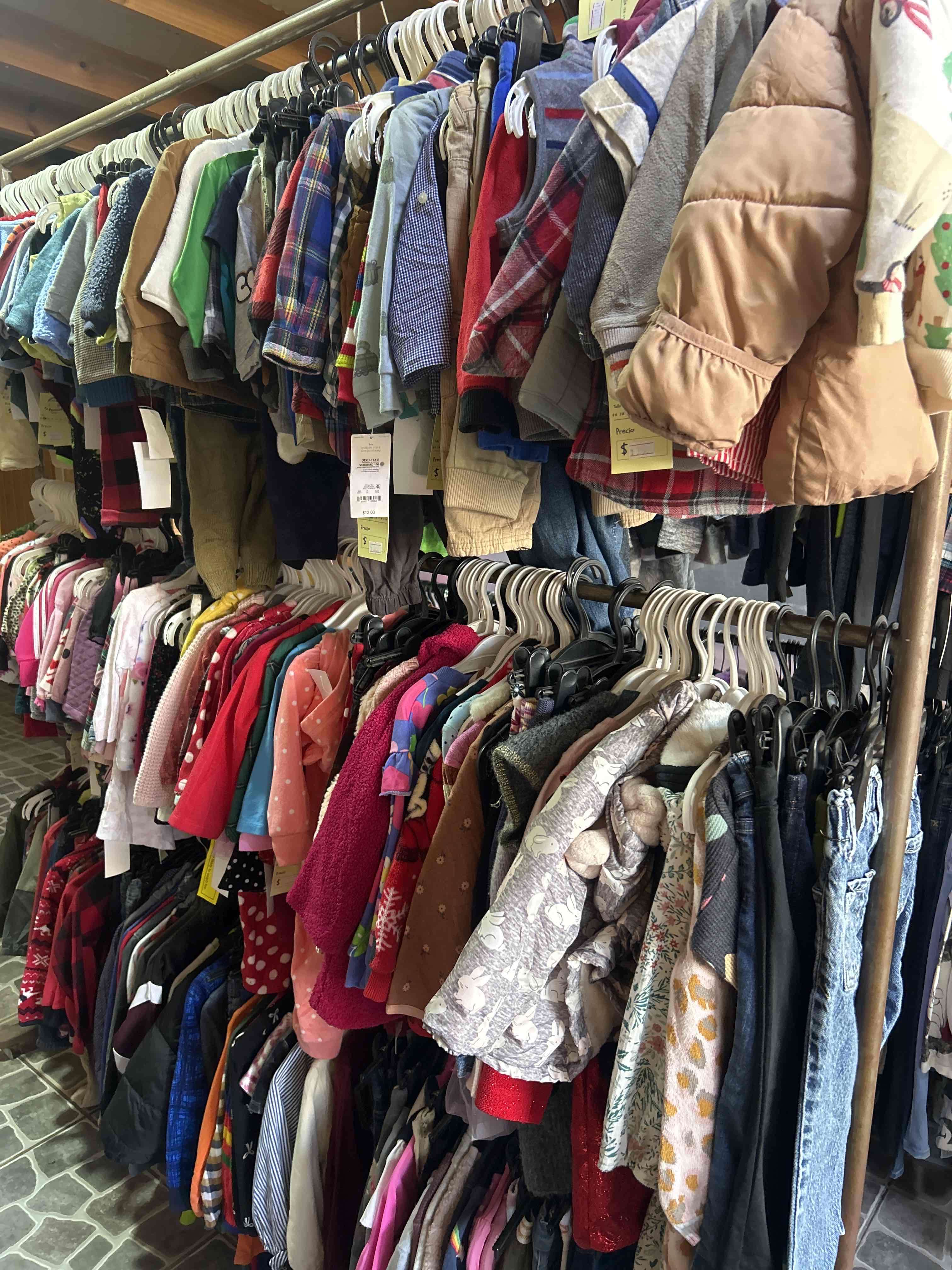 Ropa infantil variada usada - miniatura 1