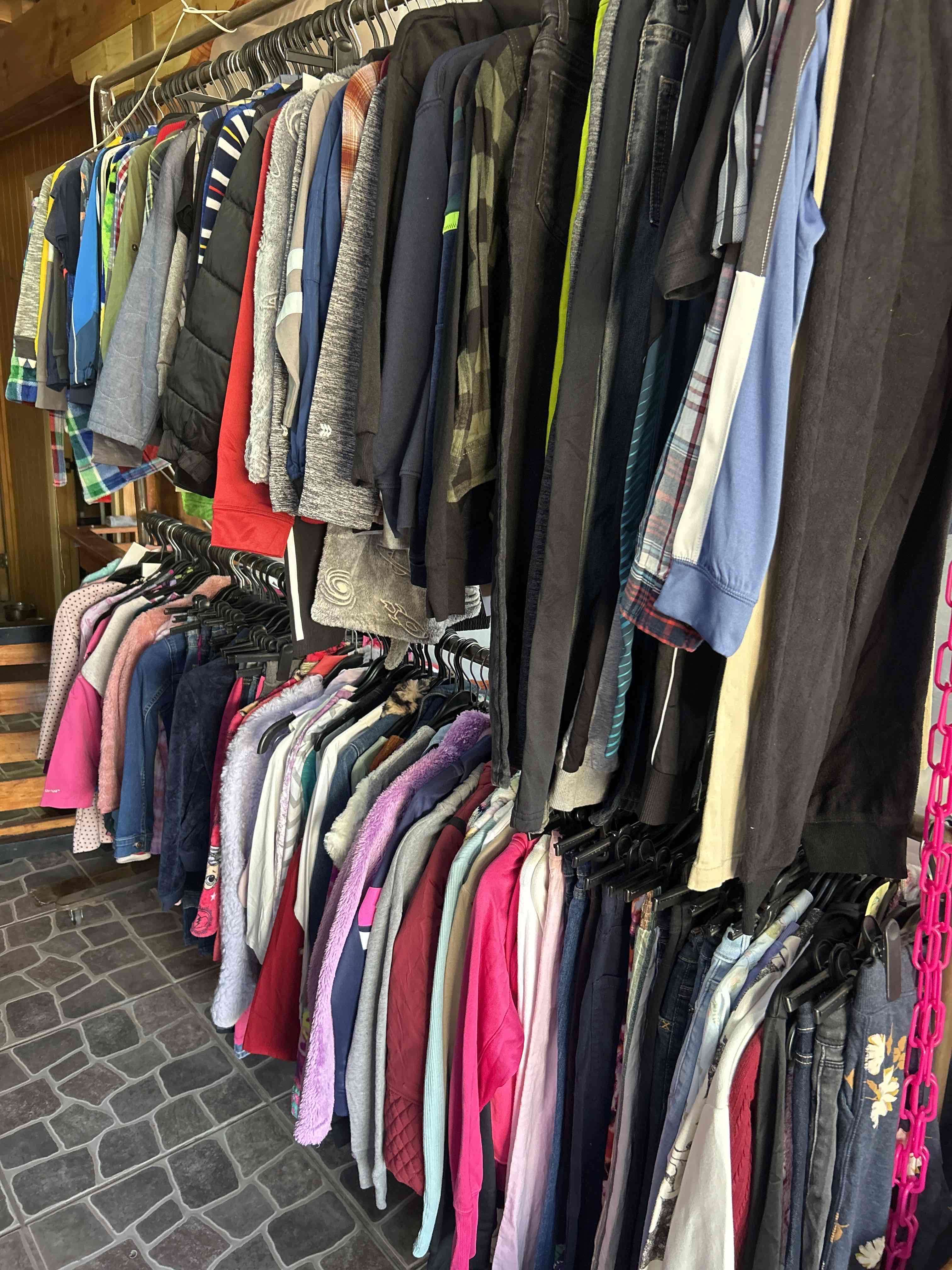 Ropa infantil variada usada - miniatura 2